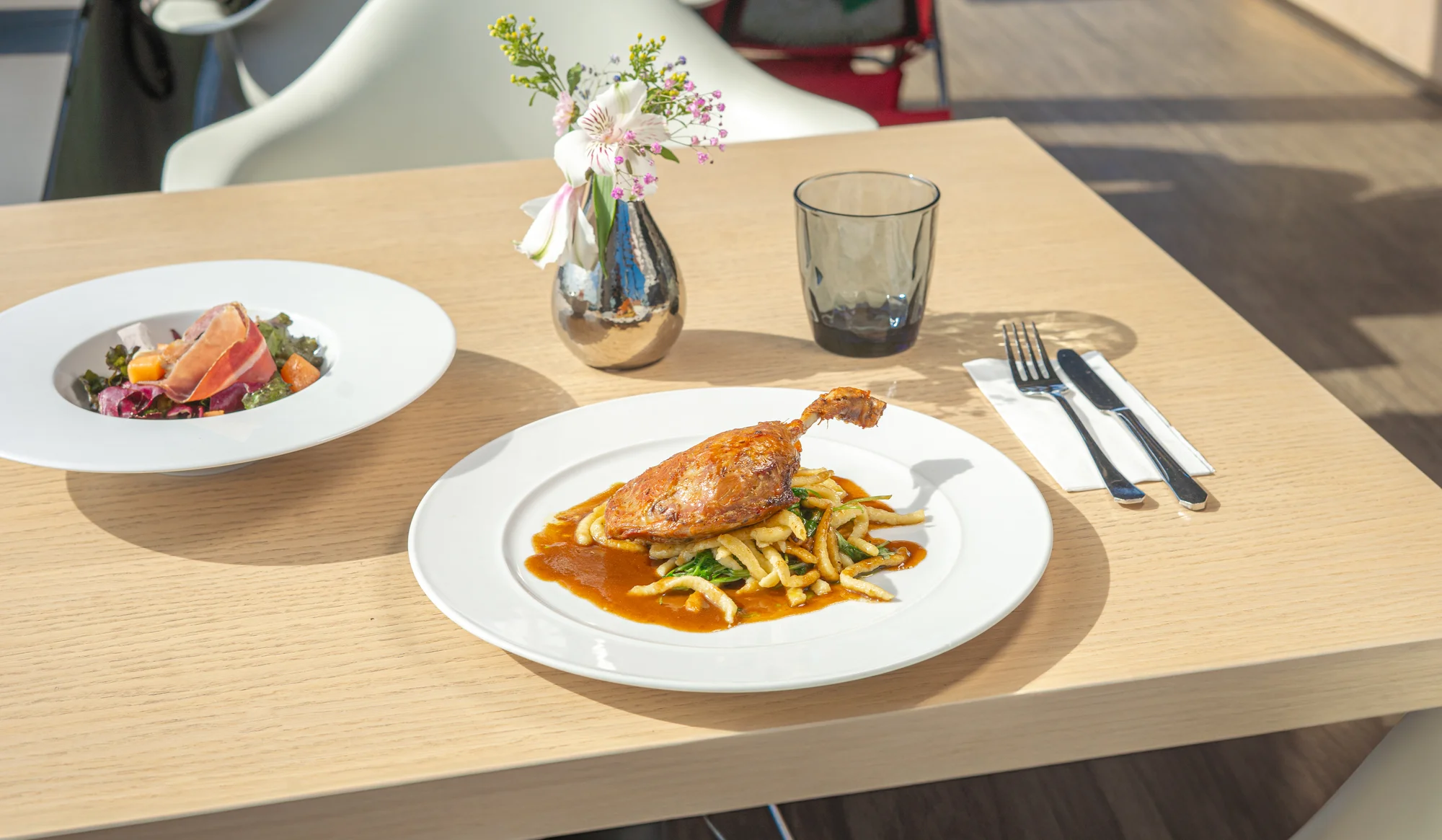 Oběd s parádním výhledem: menu v Žižkovské věži a vstup na vyhlídku pro 1 osobu