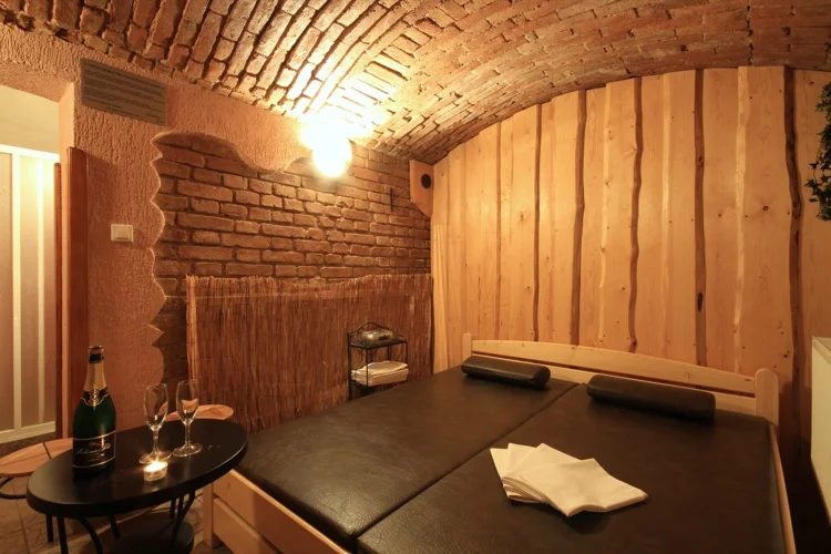 Privátní relax: finská sauna na 2 hod. a láhev vína pro 2 osoby