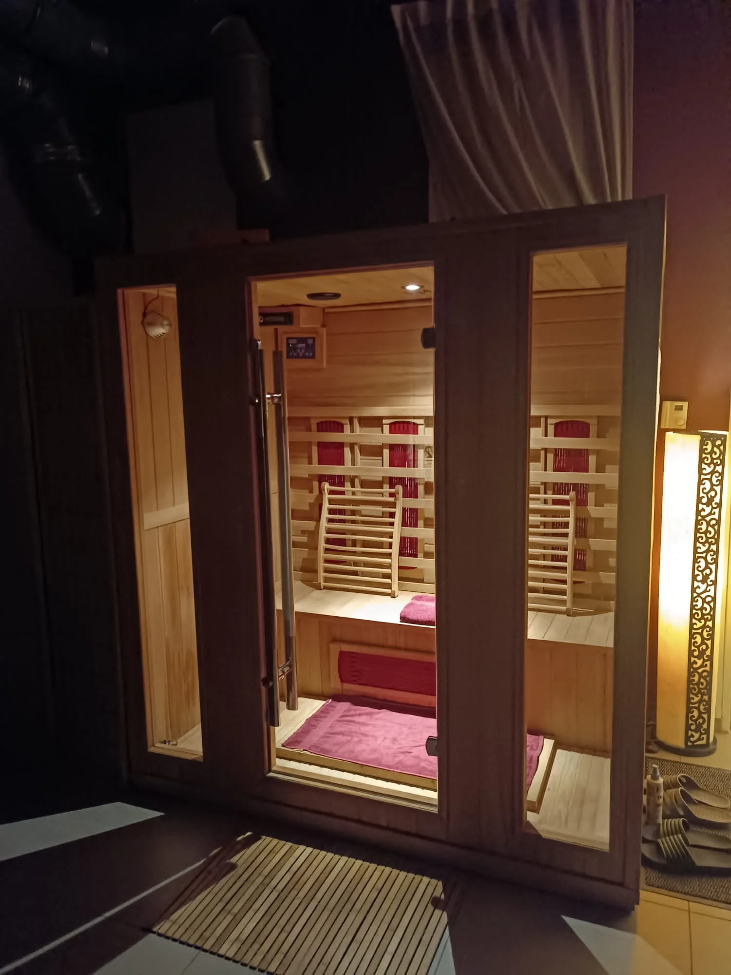 Privátní relax pro dva: hydromasážní vana, infrasauna i masáže, 120 minut nebo klidně celá noc