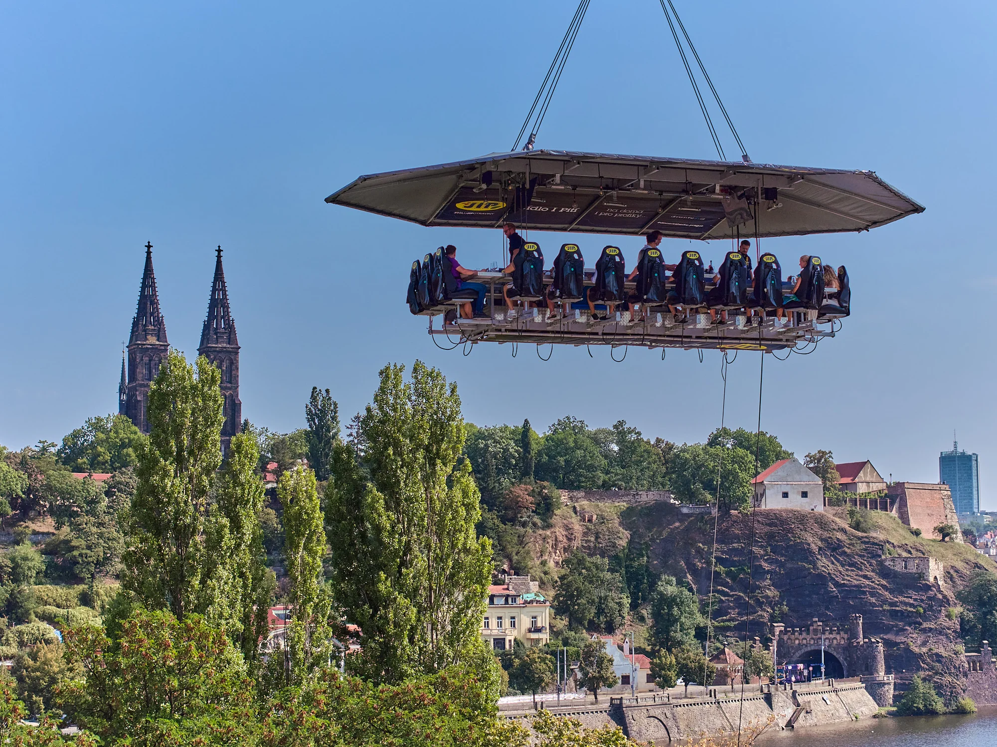 Premium Lunch nebo Dinner in the Sky: menu se 3 nebo 4 chody podávané v oblacích
