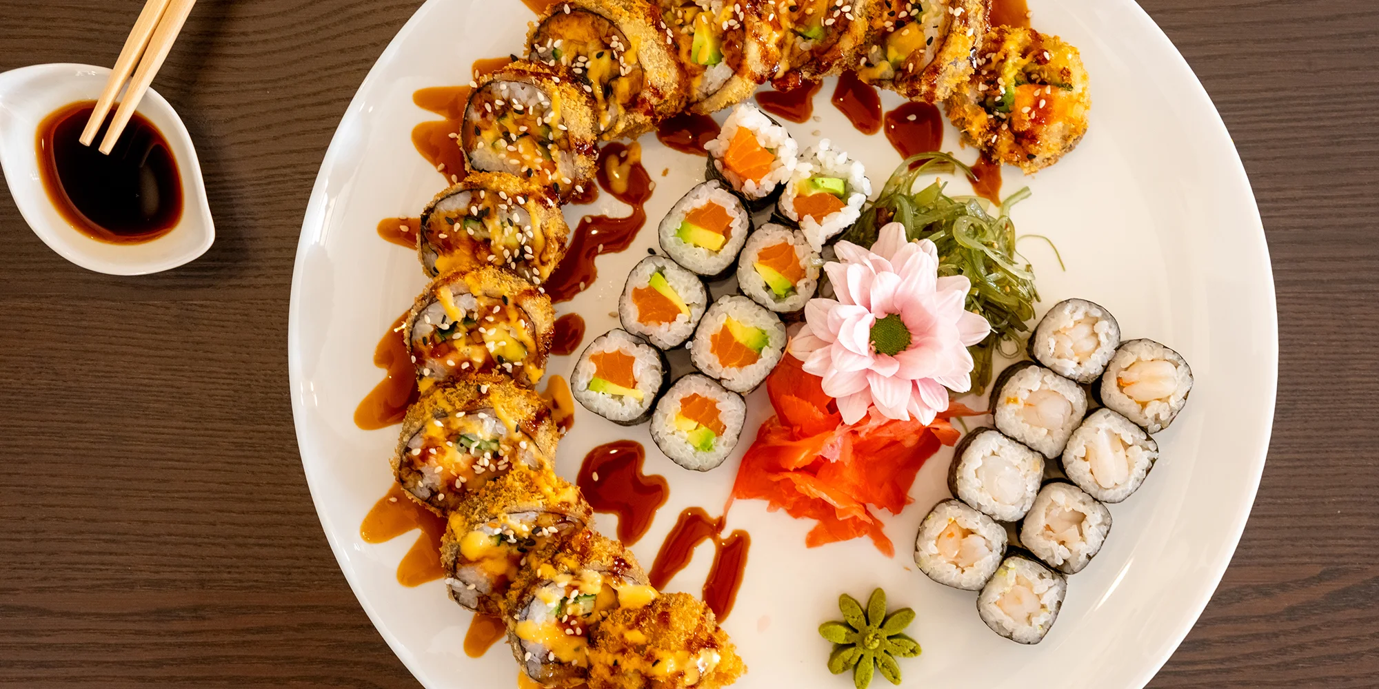 Sushi sety s maki, nigiri, krevetami na špejli i smaženými rolkami: 24-49 ks