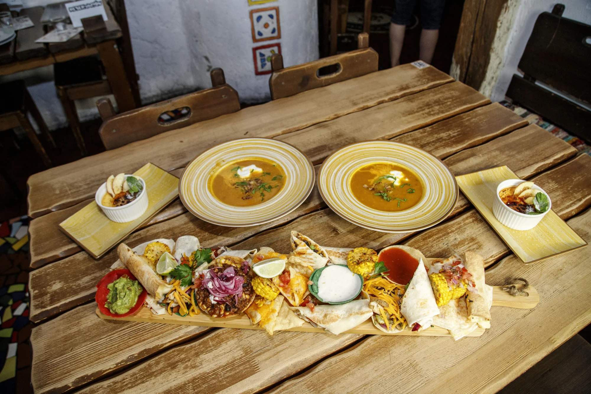 Tříchodové menu v mexické restauraci: polévka, plato specialit dle výběru a dezert pro 2 osoby