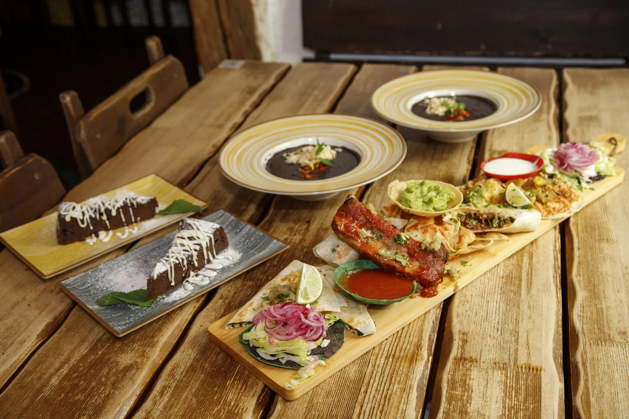 Mexická hostina pro 2 osoby: fazolová polévka, plato plné specialit a dezert