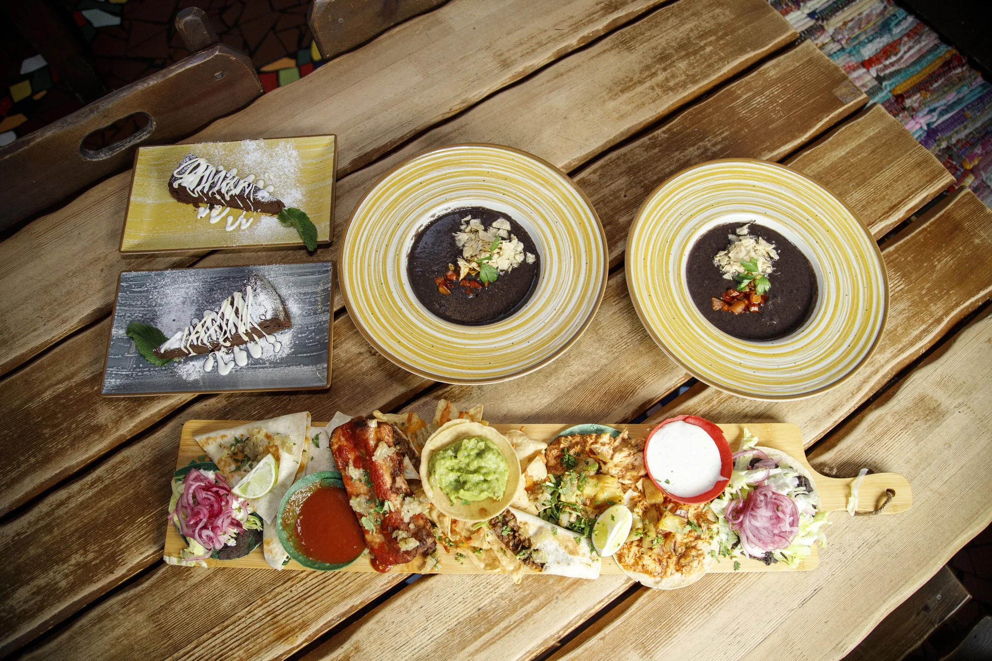 Mexická hostina pro 2 osoby: plato plné specialit, fazolová polévka a dezerty