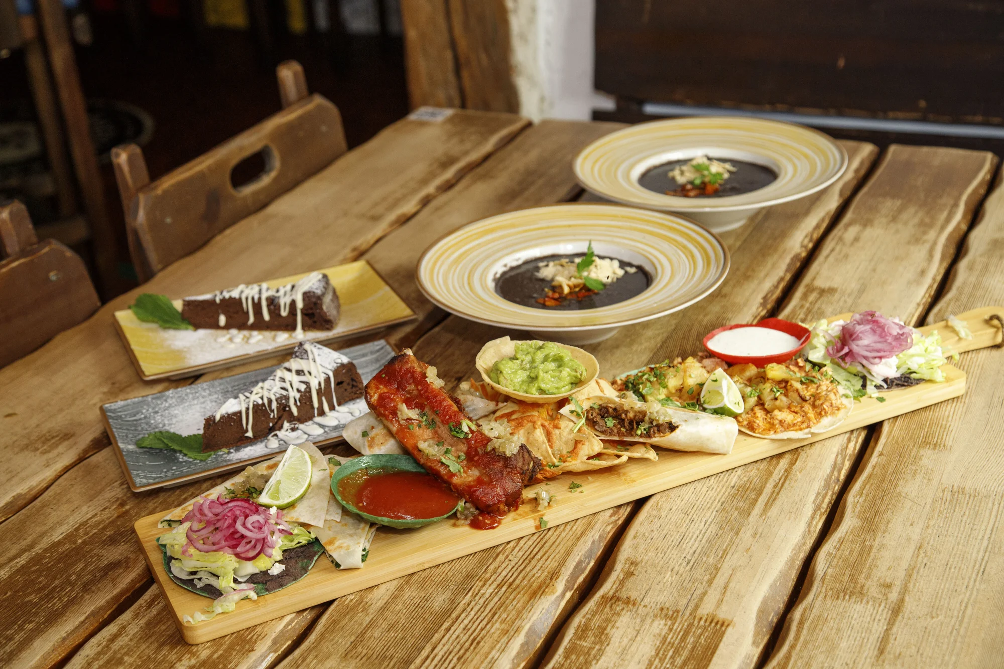 Mexická hostina pro 2 osoby: plato plné specialit, fazolová polévka a dezerty