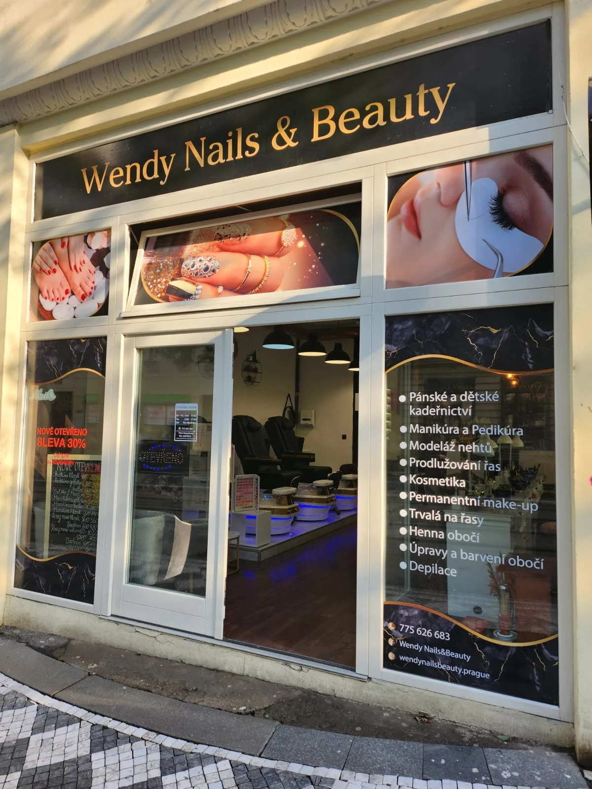 Manikúra nebo pedikúra včetně gel laku nebo Shellacu i s péči Footlogix
