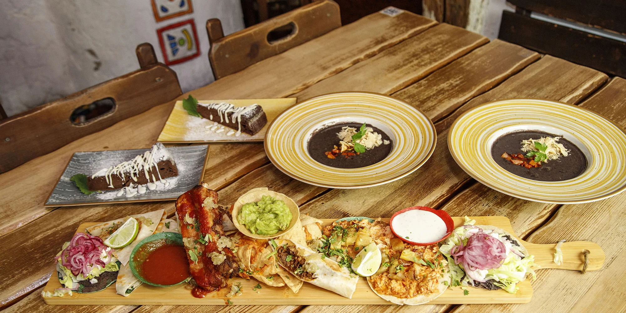 Mexická hostina pro 2 osoby: plato plné specialit, fazolová polévka a dezerty