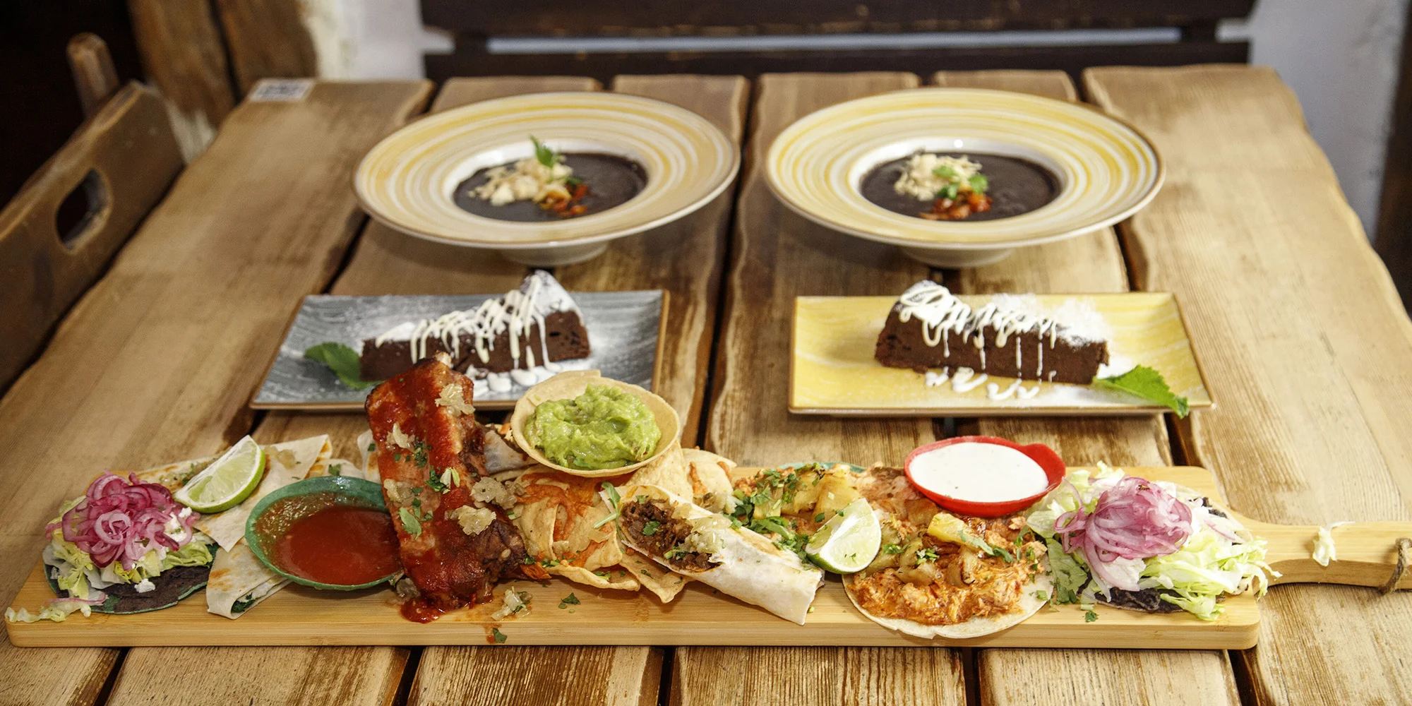 Mexická hostina pro 2 osoby: plato plné specialit, fazolová polévka a dezerty