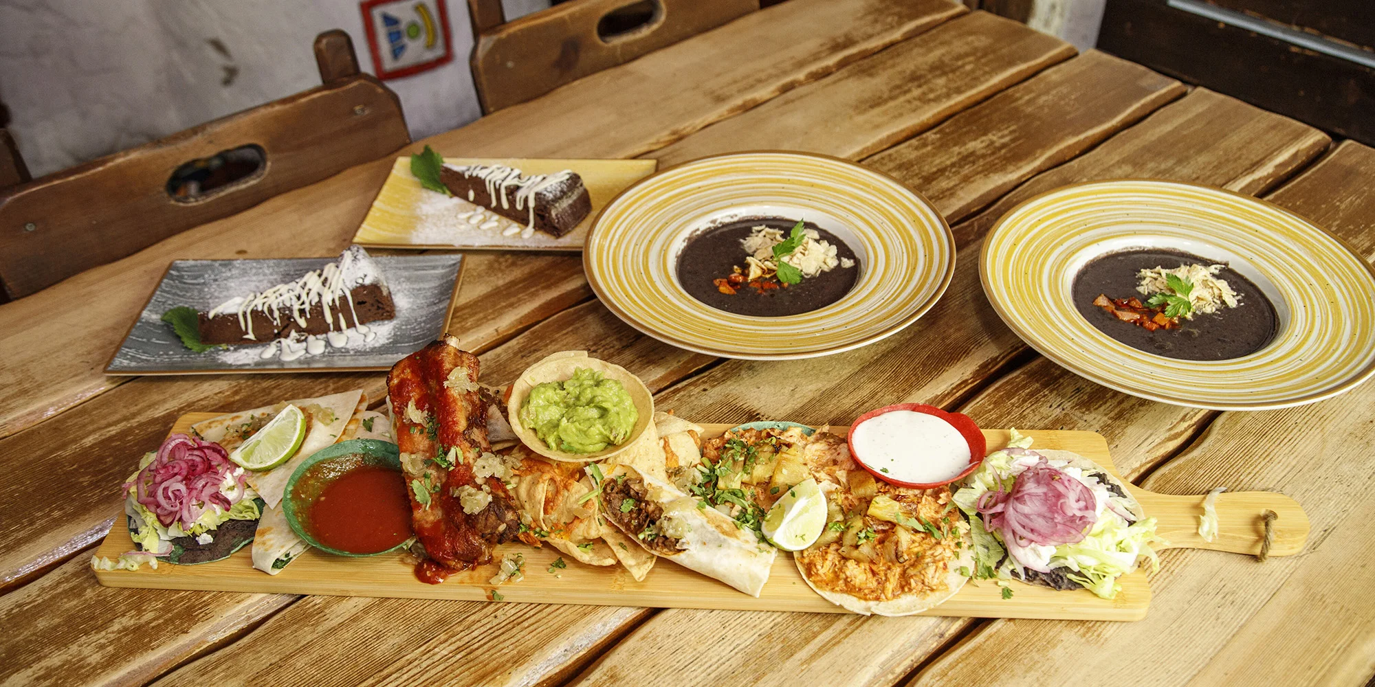 Mexická hostina pro 2 osoby: plato plné specialit, fazolová polévka a dezerty