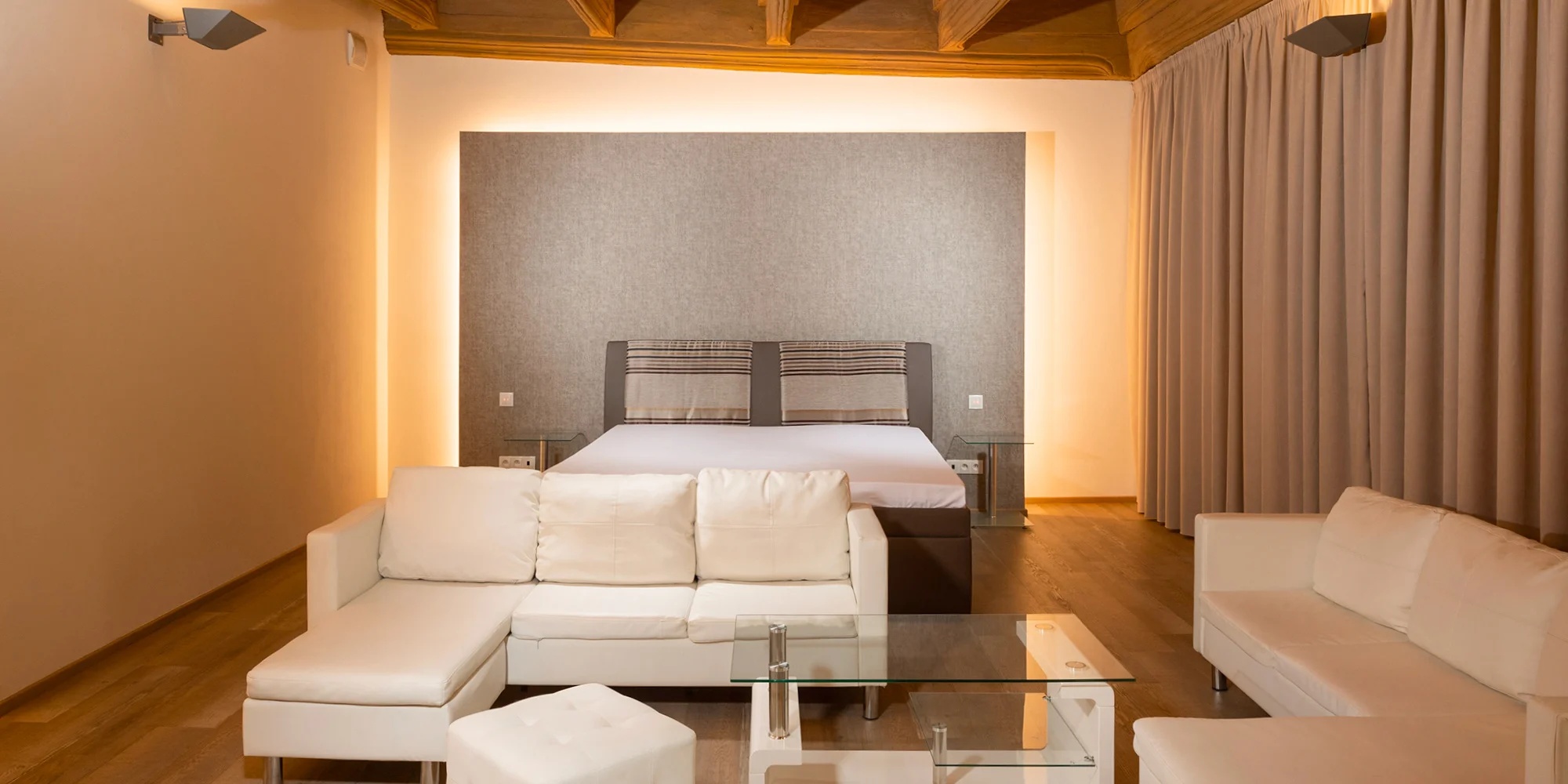 Pronájem luxusních wellness pokojů v centru Olomouce: vířivka i sauna jen pro vás dva