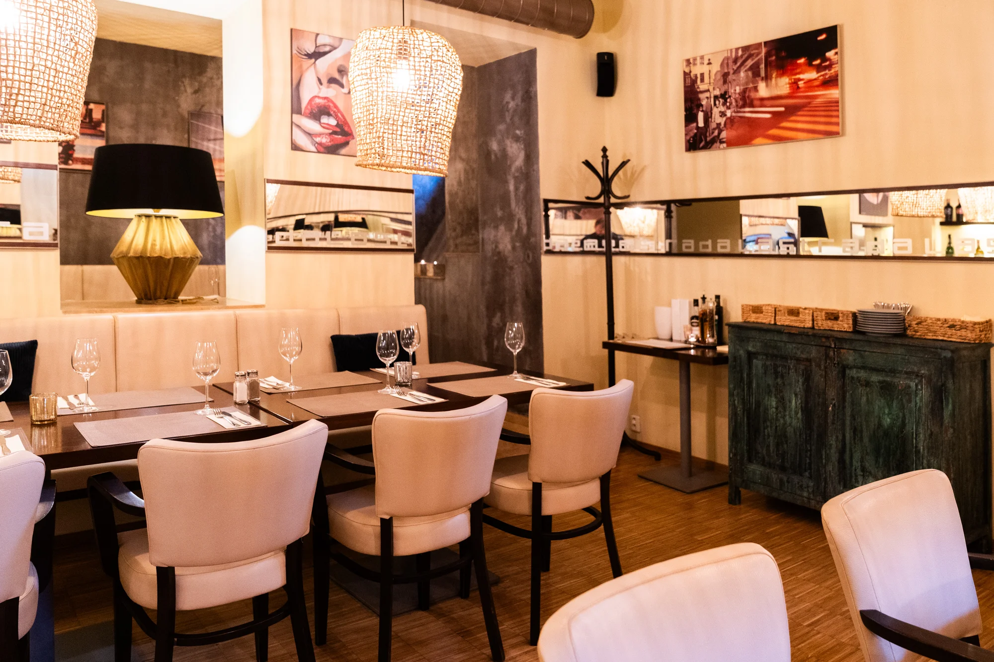 4chodové menu pro 2 osoby: paštika, tomatová polévka, vepřová panenka a tiramisu