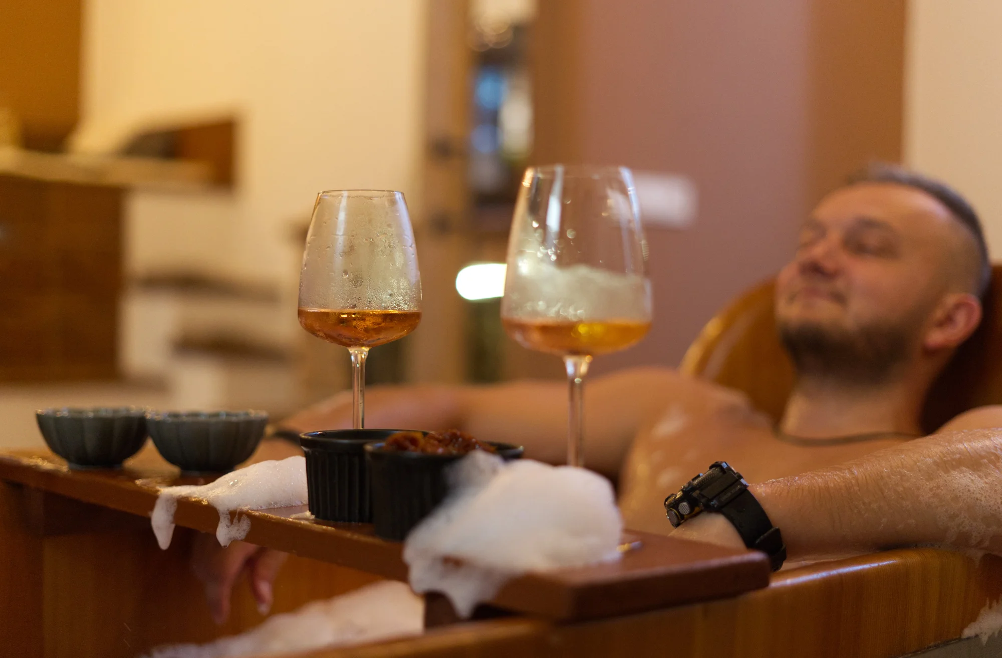 Vinné lázně jen pro vás, privátní sauna i koupací káď a neomezená konzumace vína pro 2 osoby
