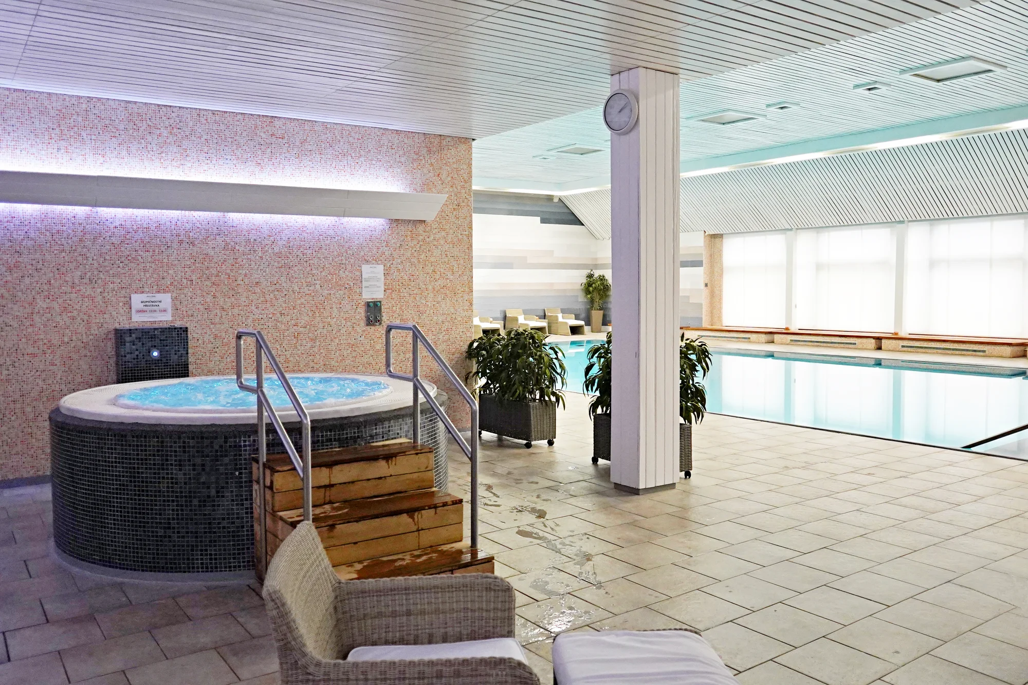 Veřejný wellness s bazénem, saunami, vířivkou a posilovnou pro dospělé i rodinu