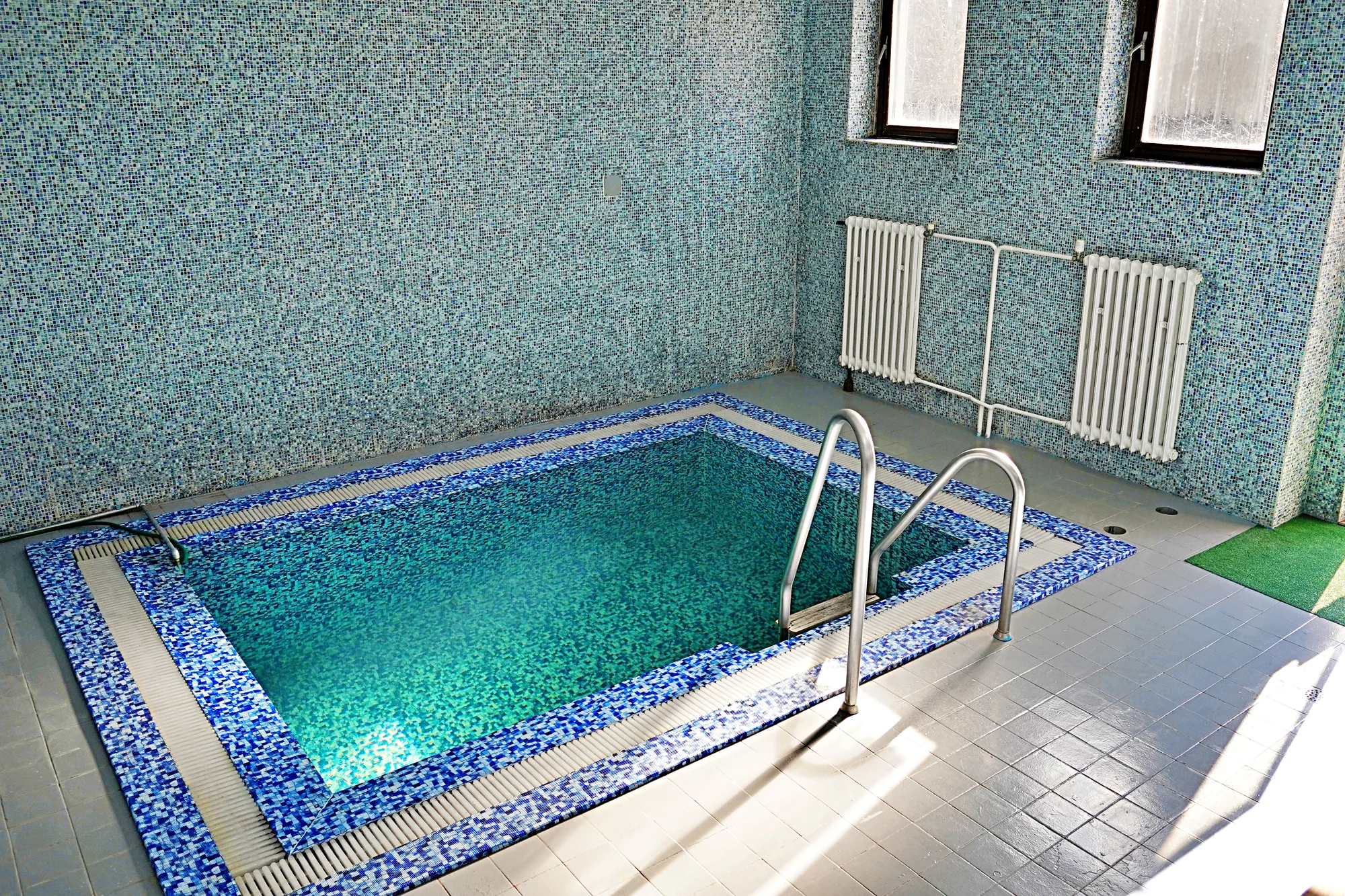 Veřejný wellness s bazénem, saunami, vířivkou a posilovnou pro dospělé i rodinu
