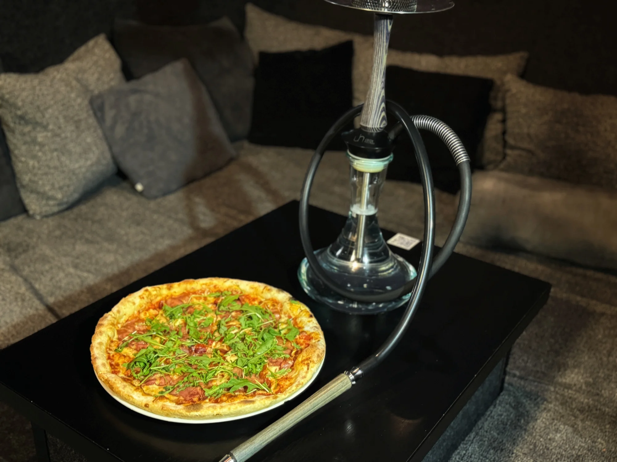 Pohodový večer s vodní dýmkou a pizzou: slabší i silnější tabák s příchutí ovoce