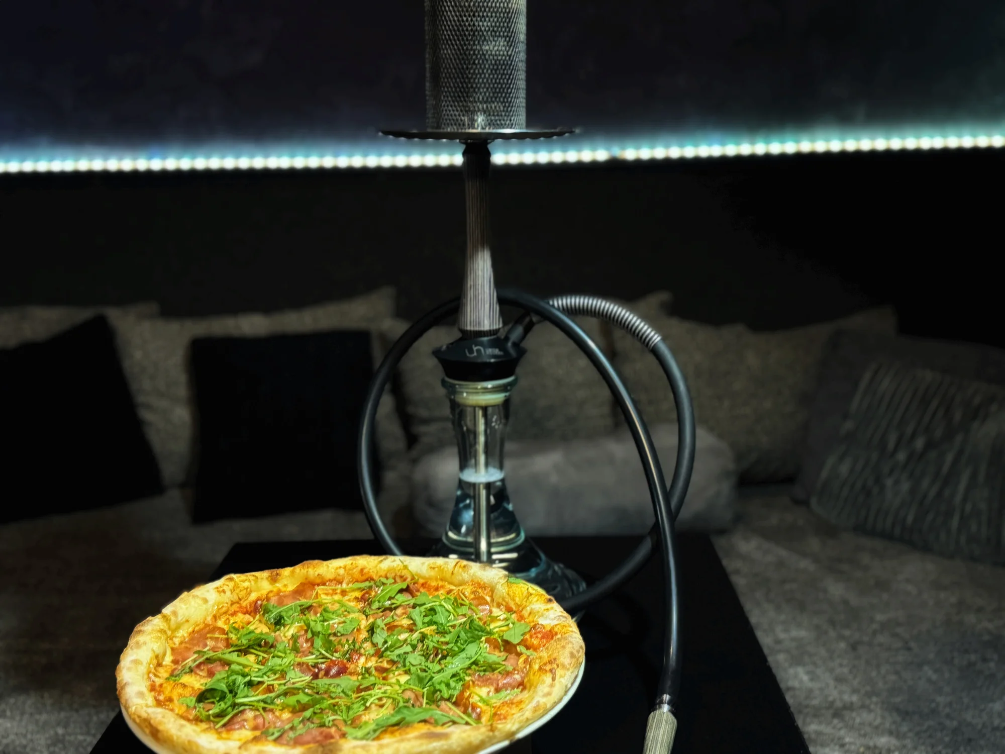 Pohodový večer s vodní dýmkou a pizzou: slabší i silnější tabák s příchutí ovoce