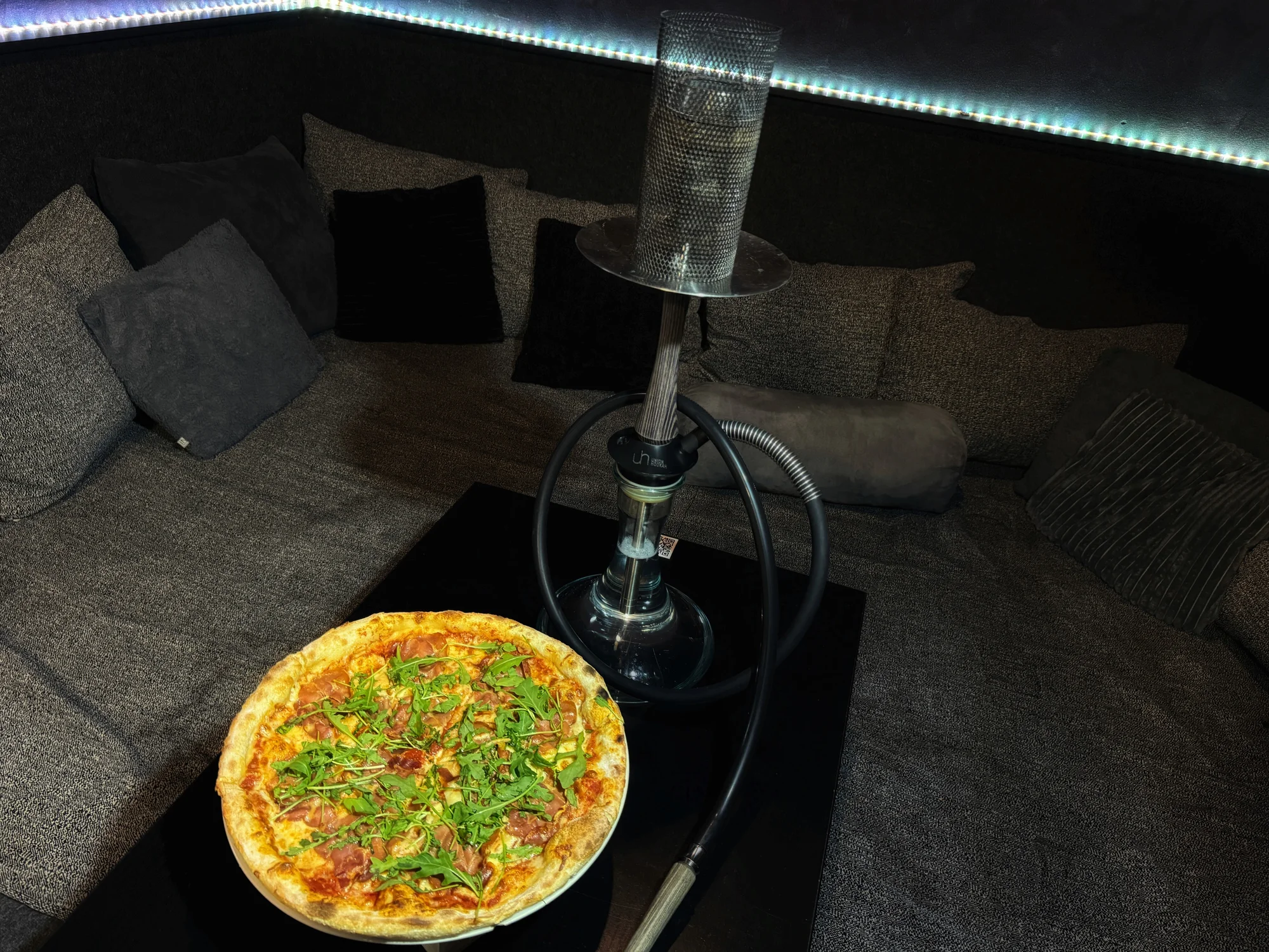 Pohodový večer s vodní dýmkou a pizzou: slabší i silnější tabák s příchutí ovoce