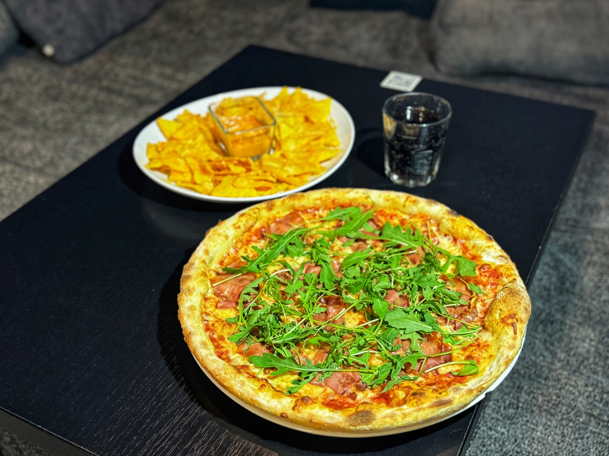 Menu, které vás zasytí: pizza dle vlastního výběru, nachos s dipem i velká limonáda