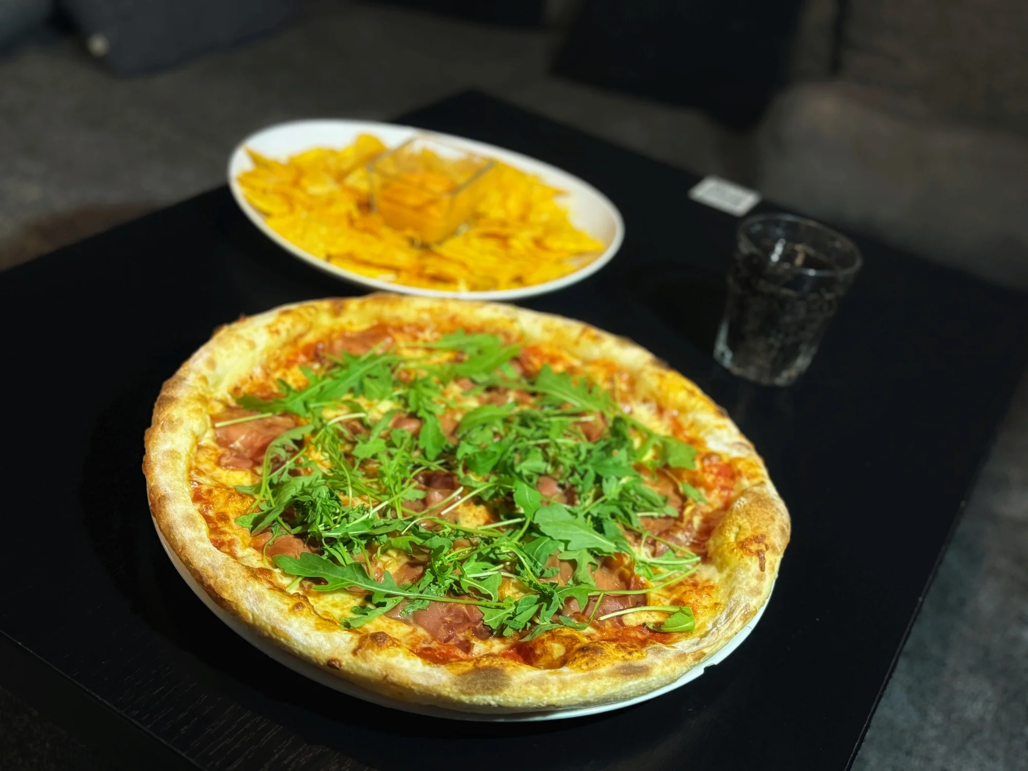 Menu, které vás zasytí: pizza dle vlastního výběru, nachos s dipem i velká limonáda