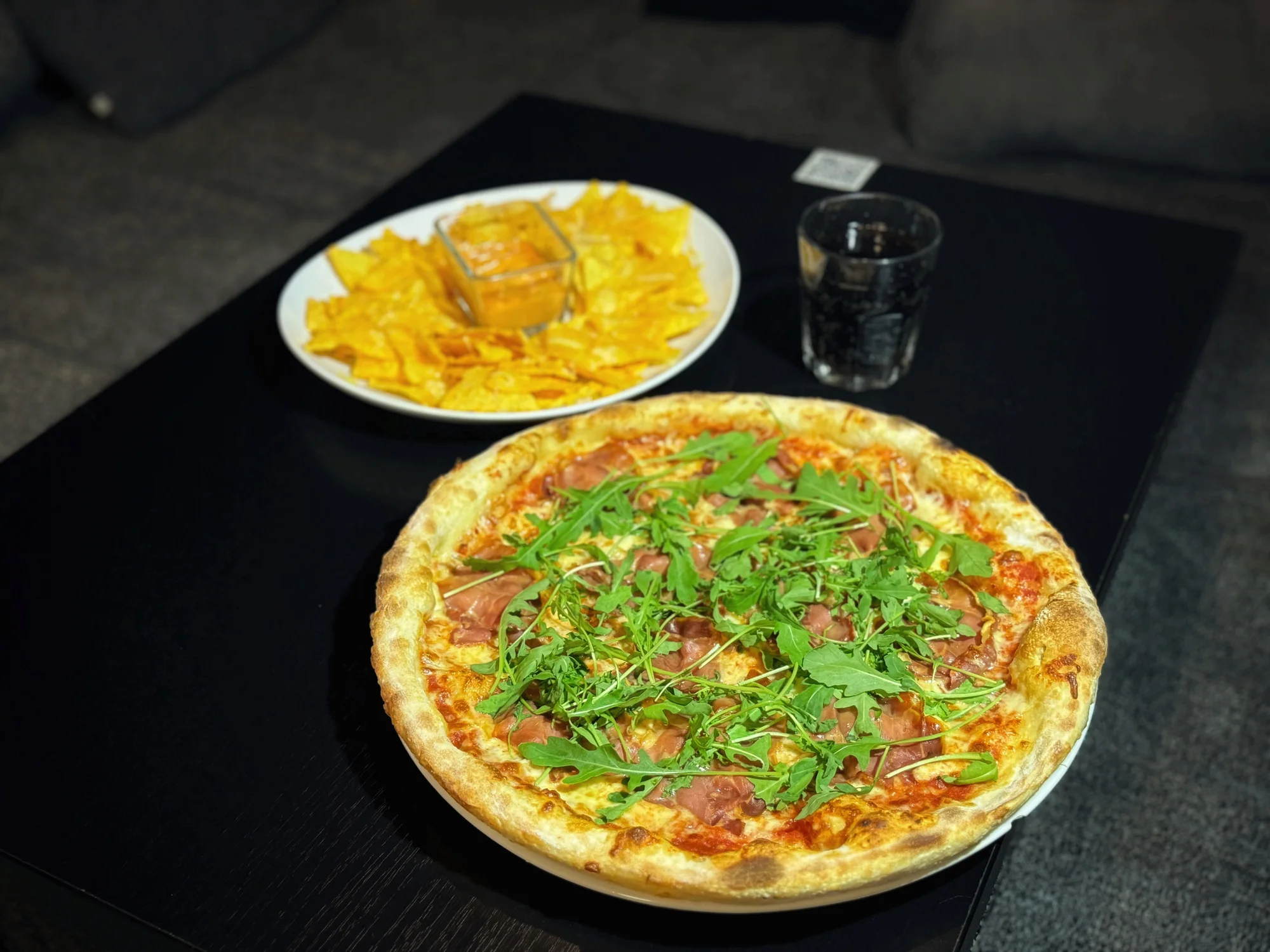 Menu, které vás zasytí: pizza dle vlastního výběru, nachos s dipem i velká limonáda