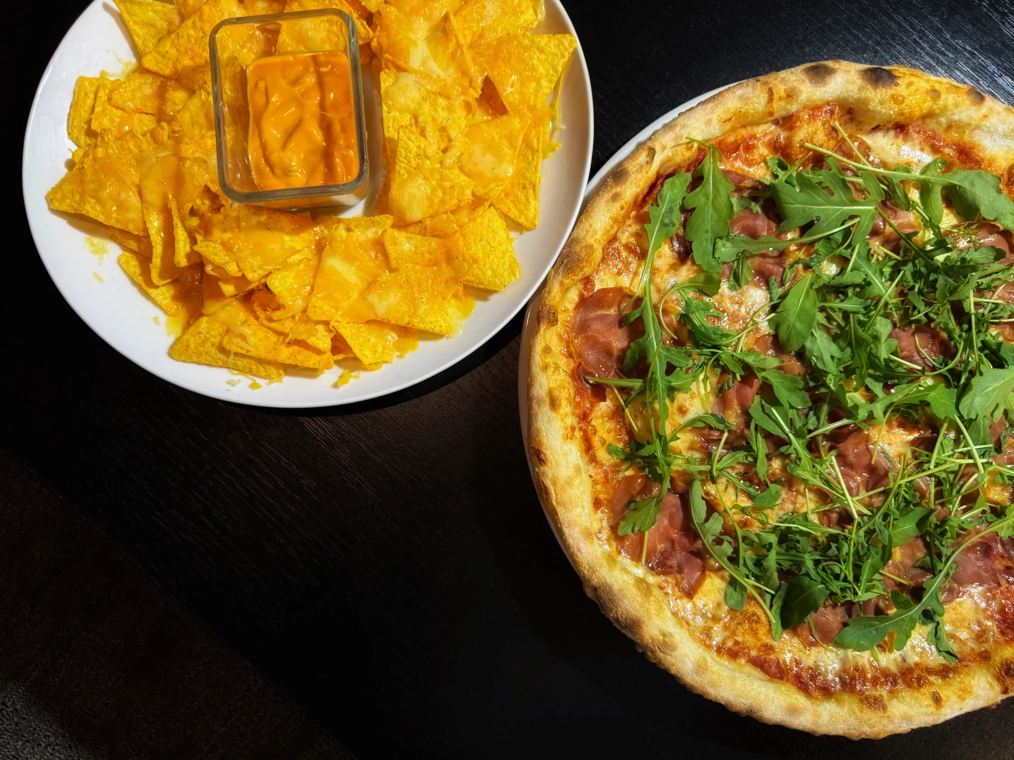 Menu, které vás zasytí: pizza dle vlastního výběru, nachos s dipem i velká limonáda