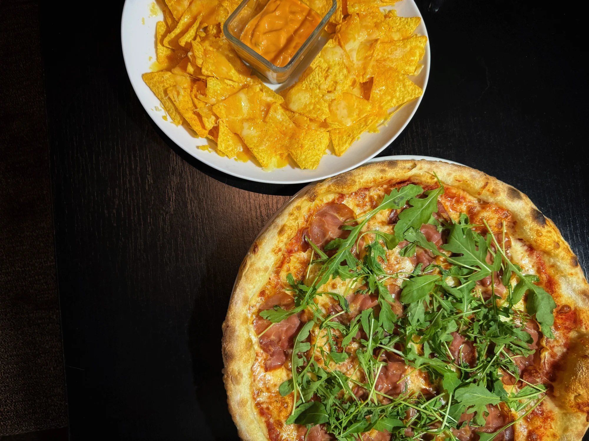 Menu, které vás zasytí: pizza dle vlastního výběru, nachos s dipem i velká limonáda