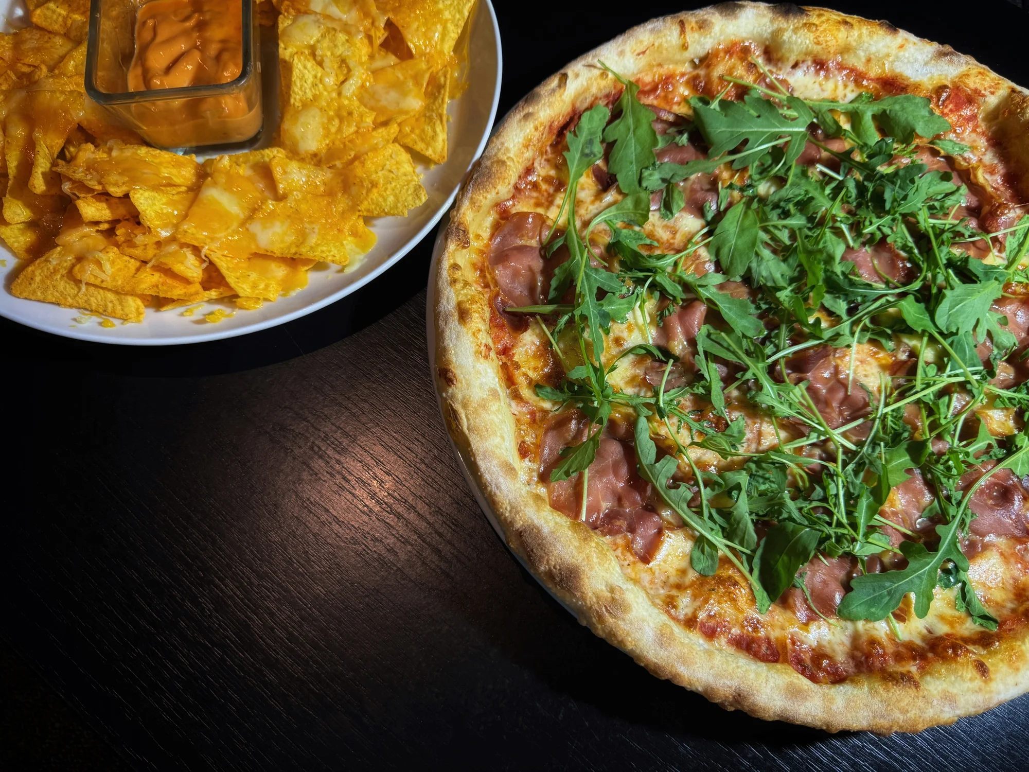 Menu, které vás zasytí: pizza dle vlastního výběru, nachos s dipem i velká limonáda