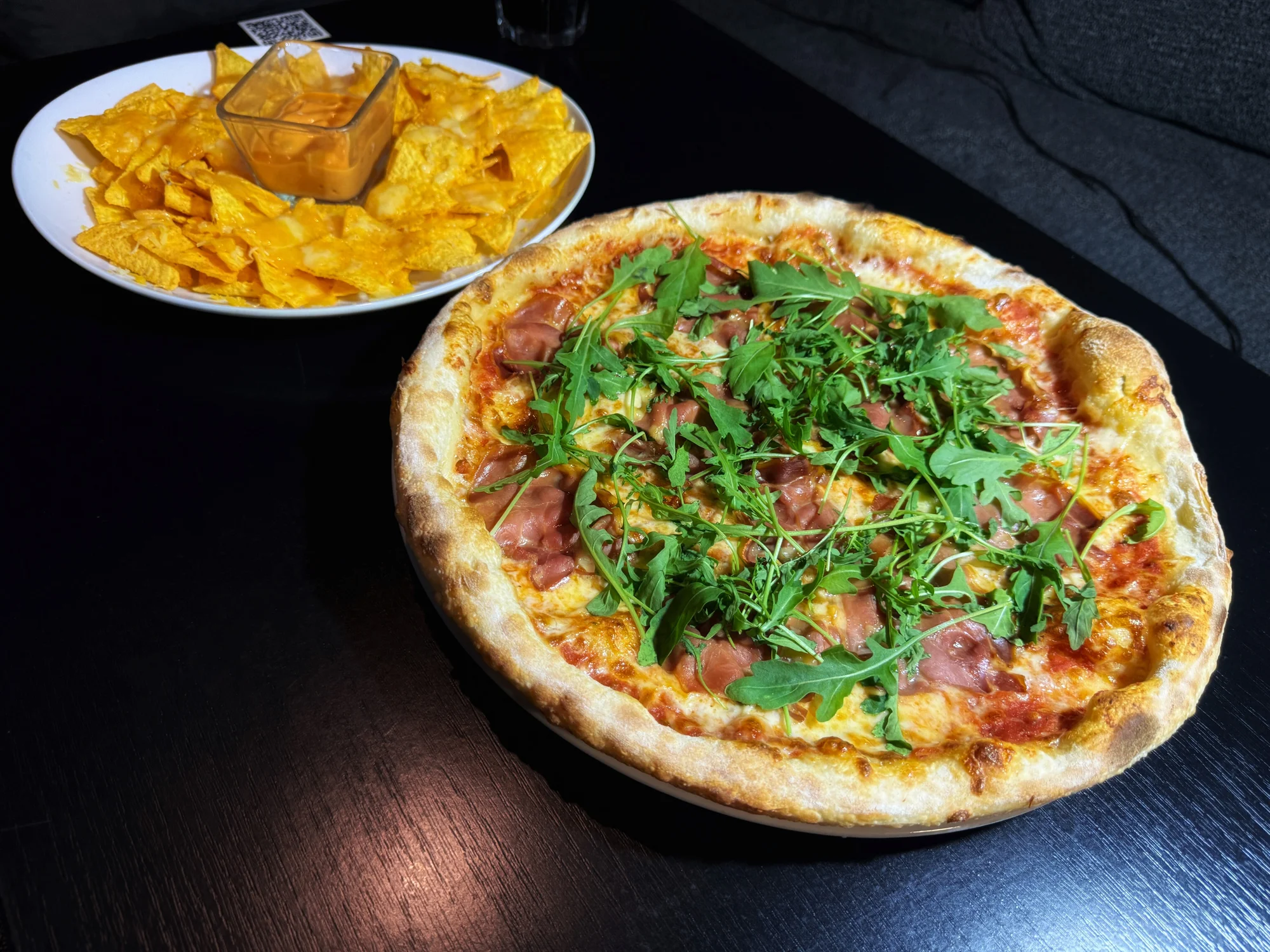 Menu, které vás zasytí: pizza dle vlastního výběru, nachos s dipem i velká limonáda