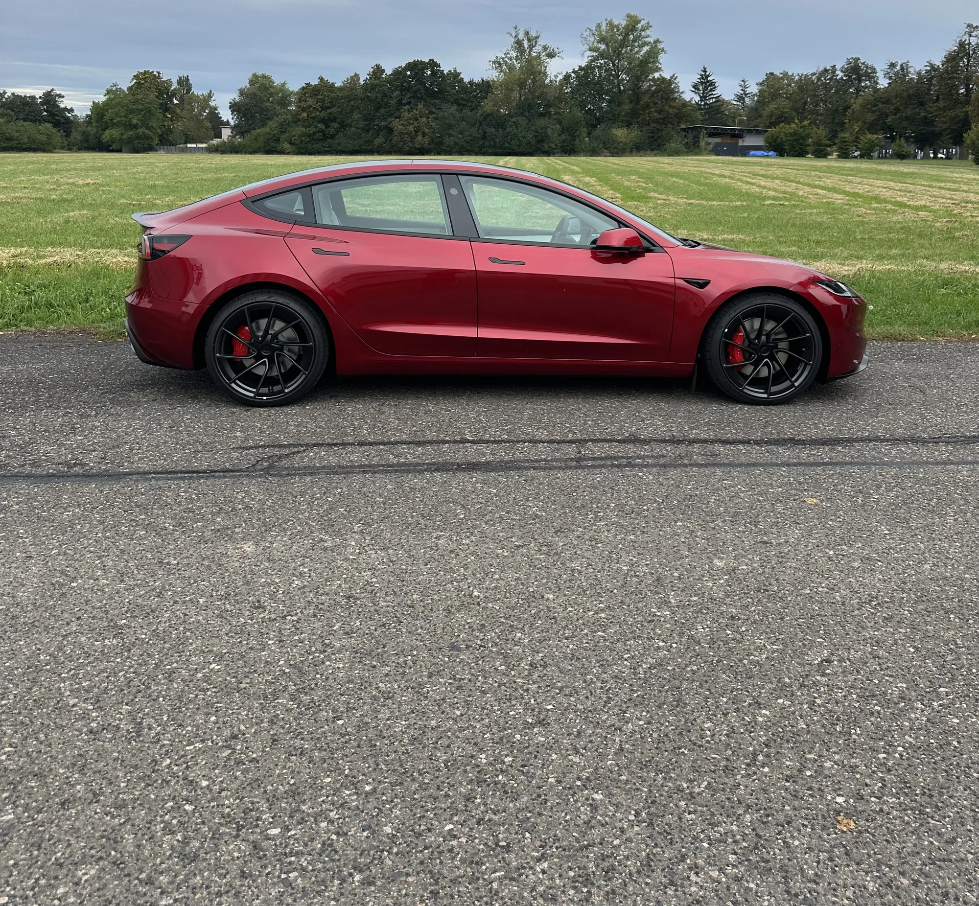 Jízda v nejnovějším elektromobilu Tesla Model 3 Performance highland 2024: jako řidič i spolujezdec