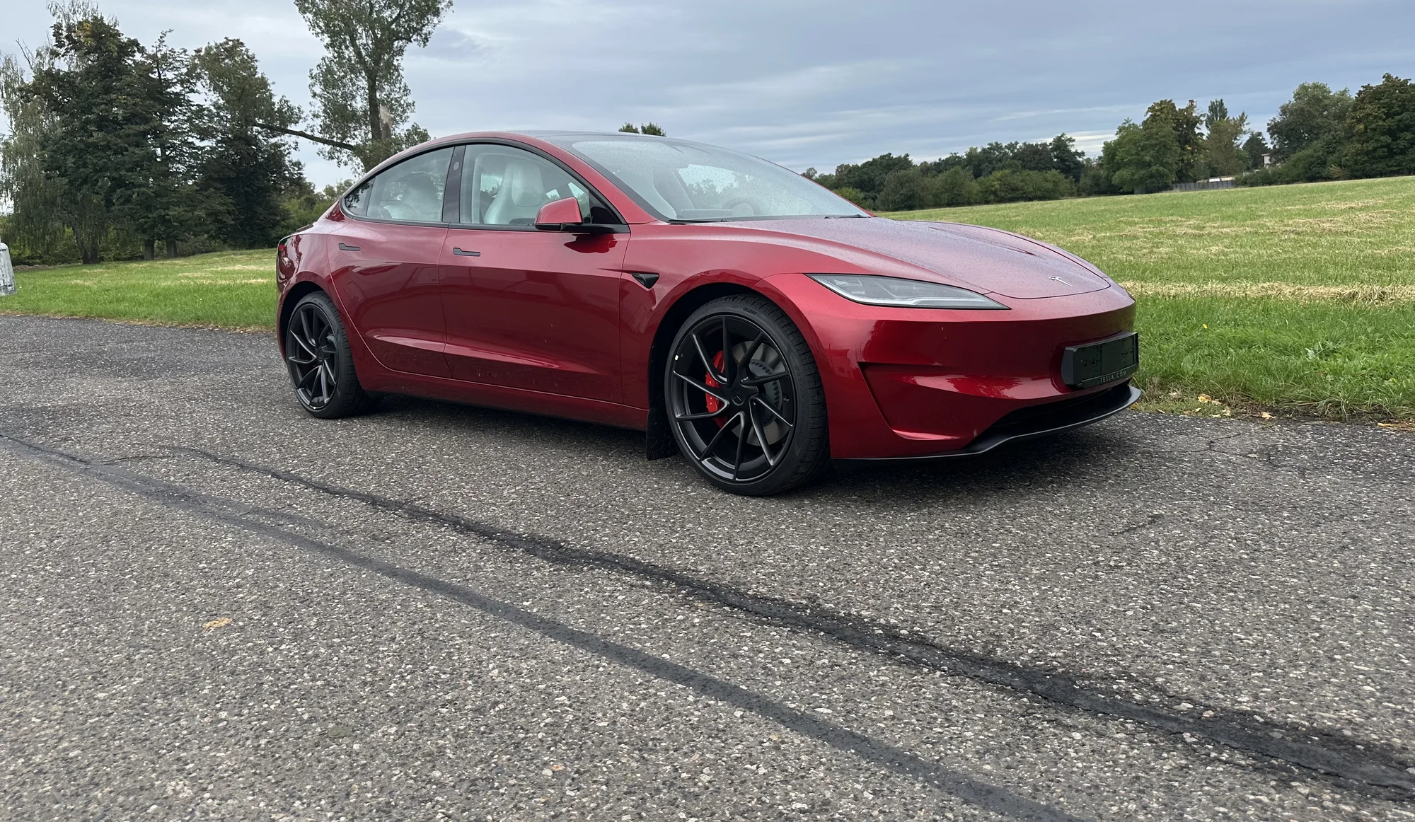 Jízda v nejnovějším elektromobilu Tesla Model 3 Performance highland 2024: jako řidič i spolujezdec