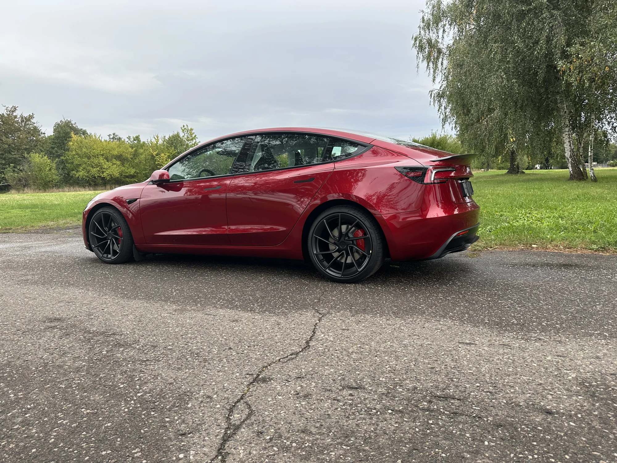 Jízda v nejnovějším elektromobilu Tesla Model 3 Performance highland 2024: jako řidič i spolujezdec