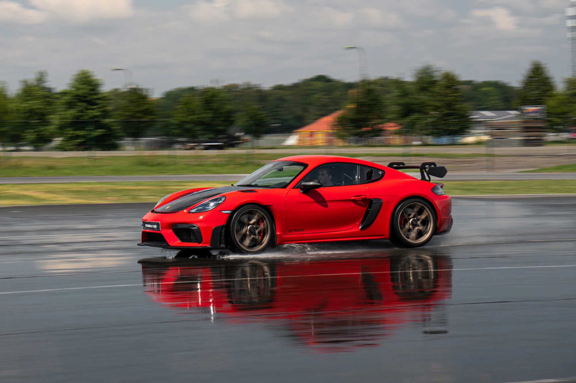 Řízení či spolujízda na závodním okruhu s Porsche GT4 RS Weissach