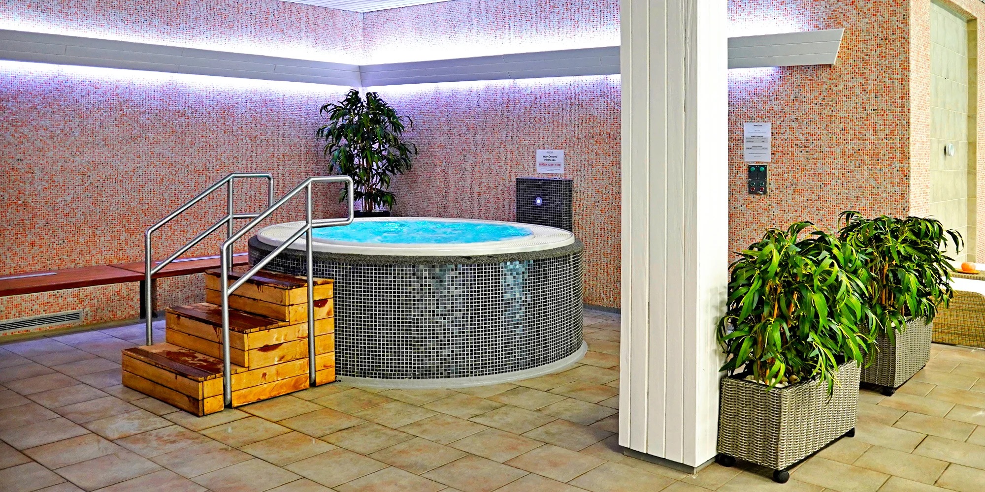 Veřejný wellness s bazénem, saunami, vířivkou a posilovnou pro dospělé i rodinu
