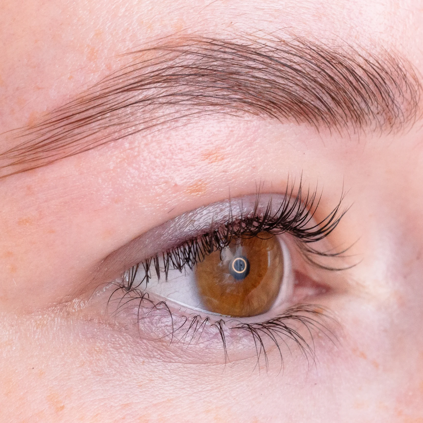 Okouzlující pohled každý den: lash lifting řas a laminace obočí