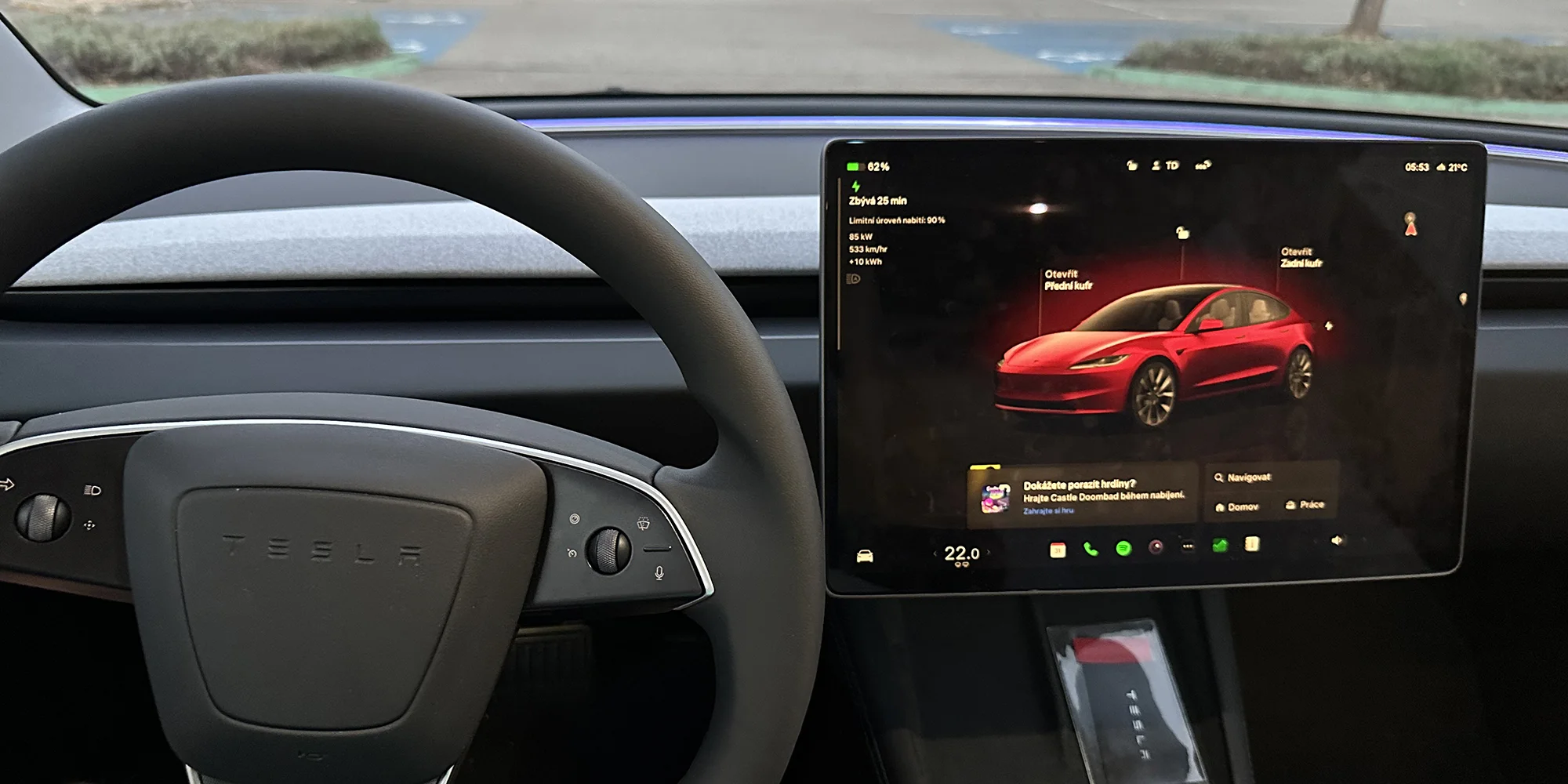 Jízda v nejnovějším elektromobilu Tesla Model 3 Performance highland 2024: jako řidič i spolujezdec