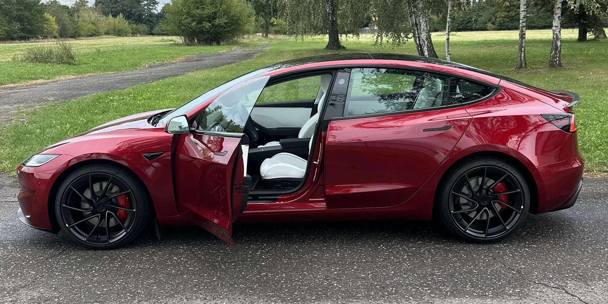 Jízda v nejnovějším elektromobilu Tesla Model 3 Performance highland 2024: jako řidič i spolujezdec