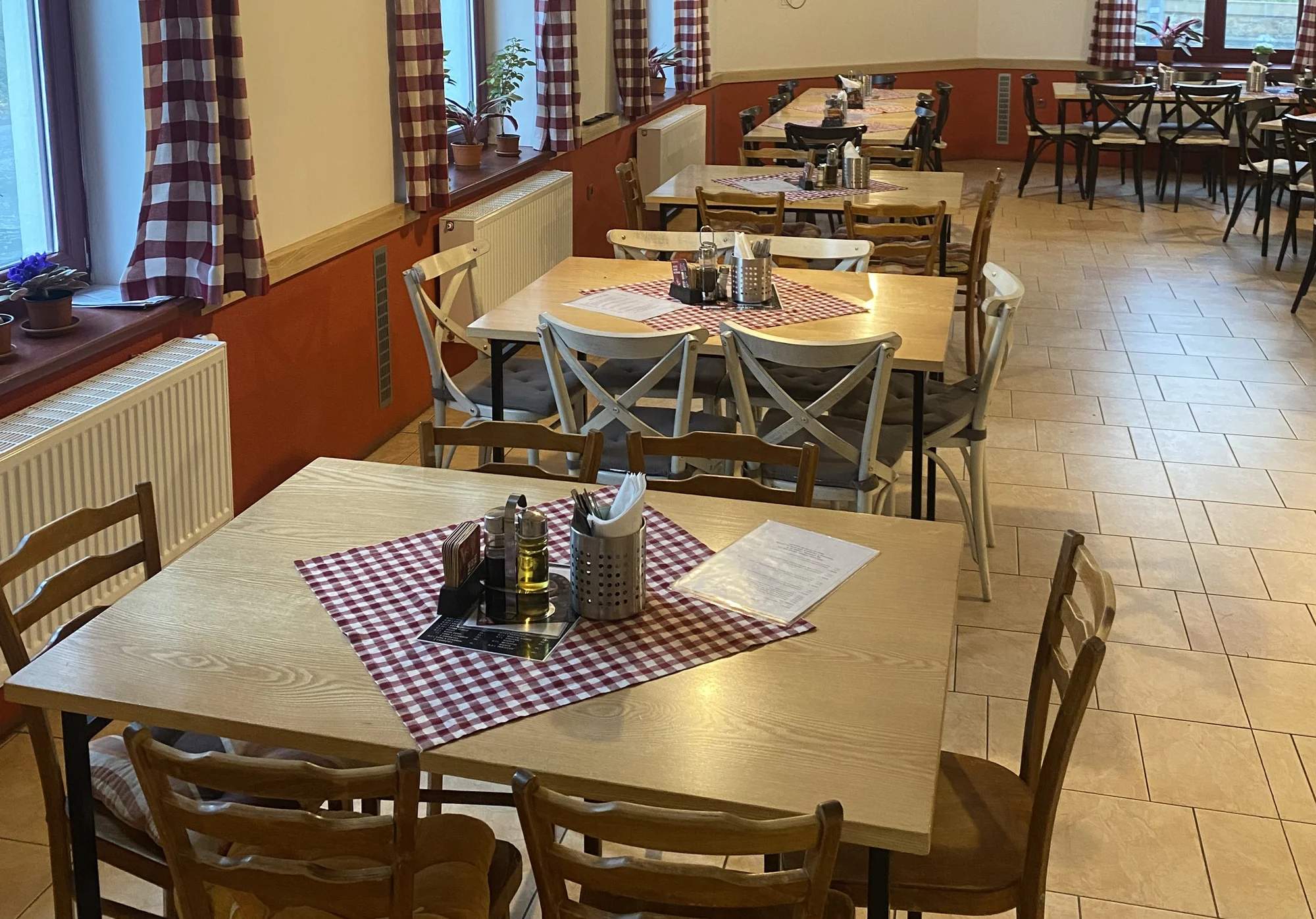 4-8 miniburgerů se slaninou i čedarem vč. příloh a salátu