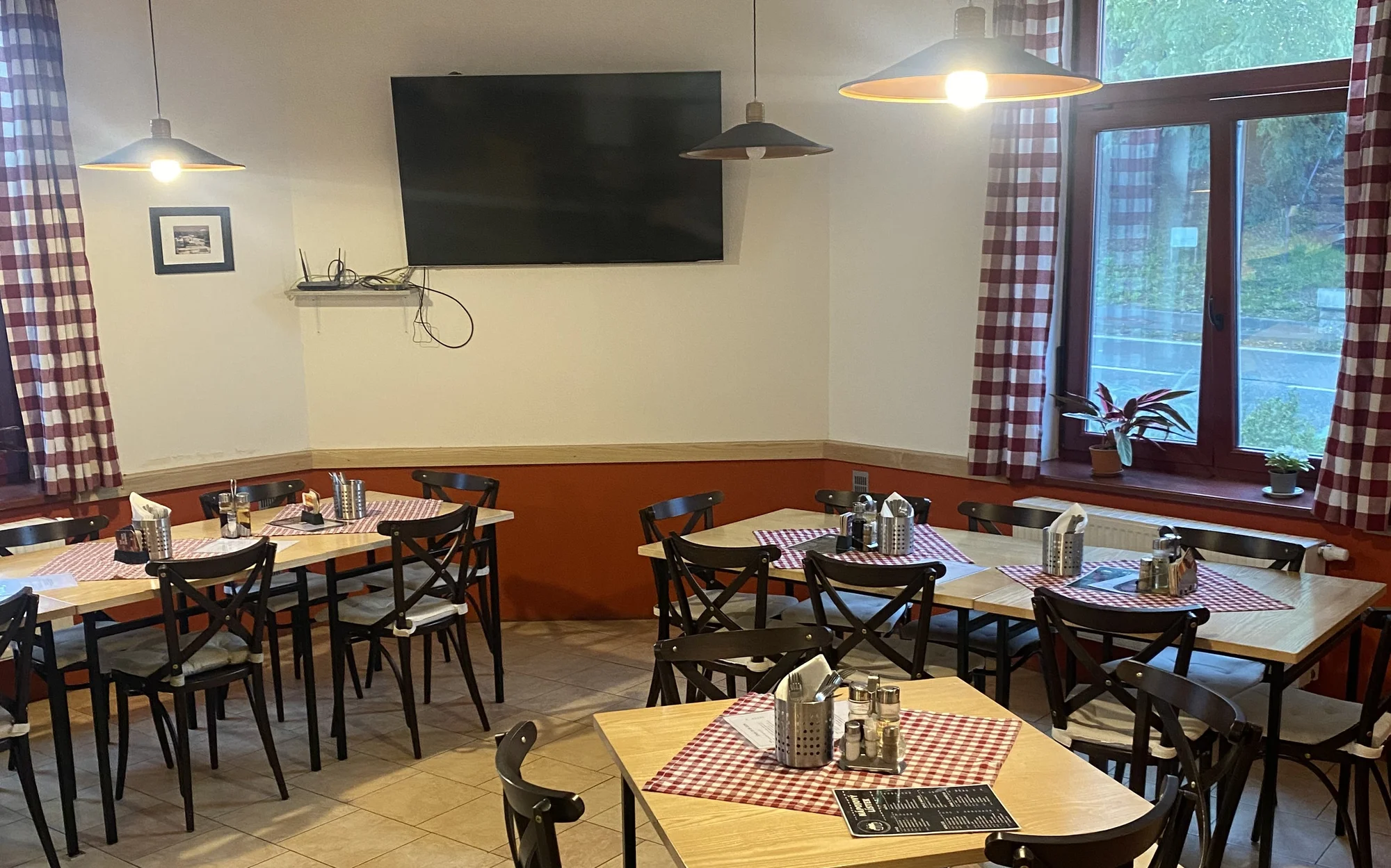 4-8 miniburgerů se slaninou i čedarem vč. příloh a salátu