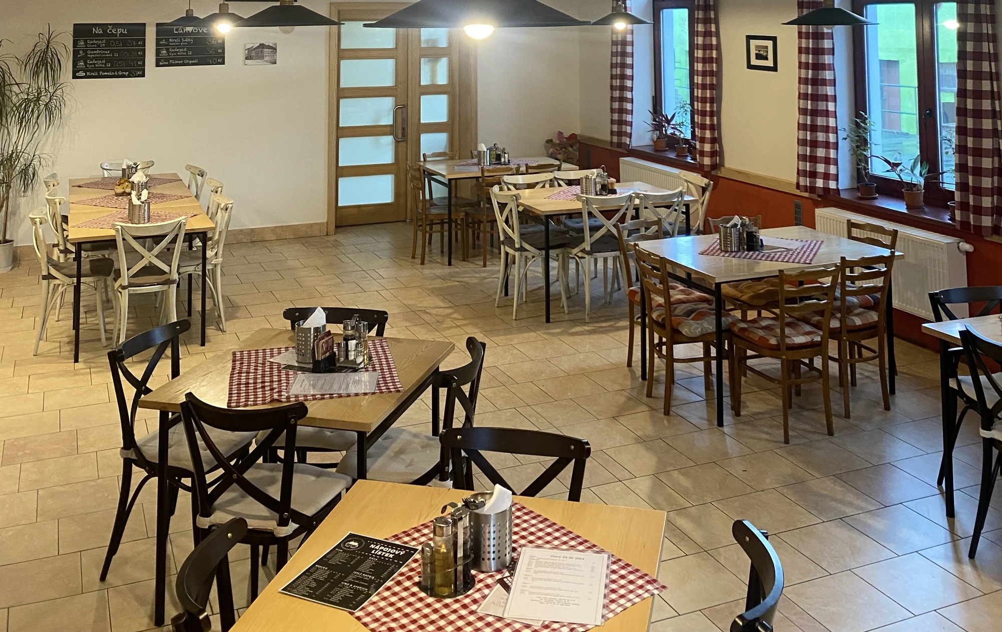 4-8 miniburgerů se slaninou i čedarem vč. příloh a salátu