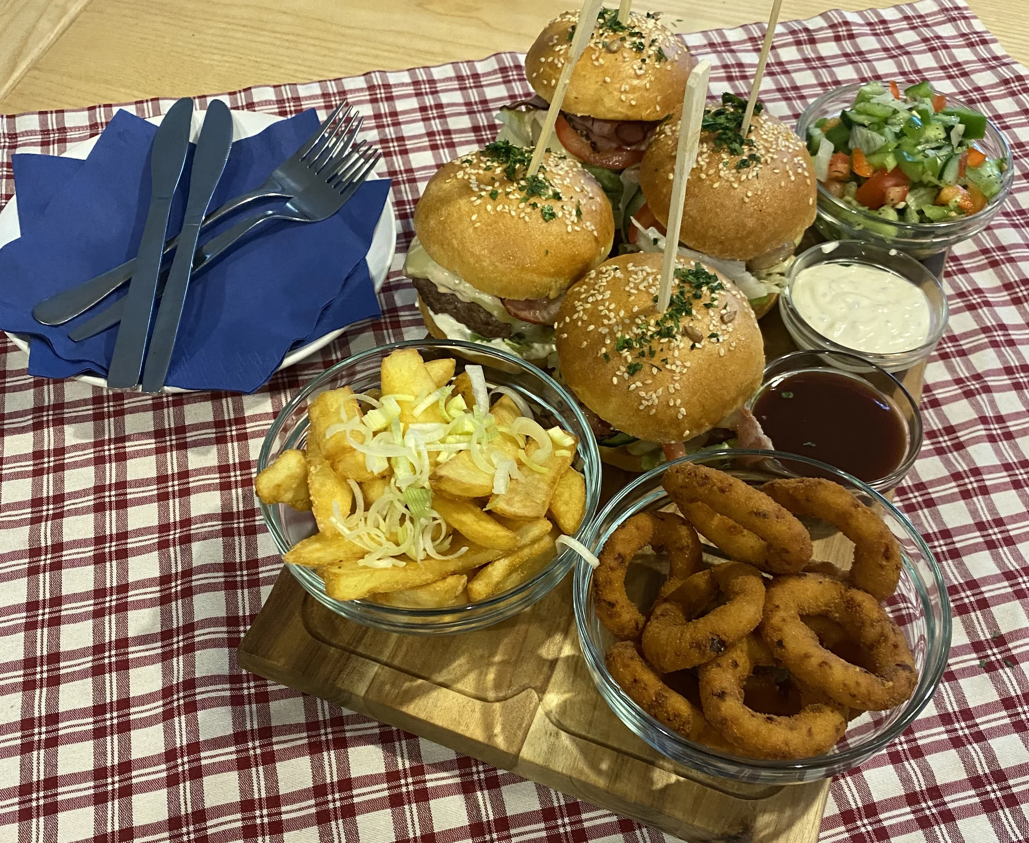 4-8 miniburgerů se slaninou i čedarem vč. příloh a salátu