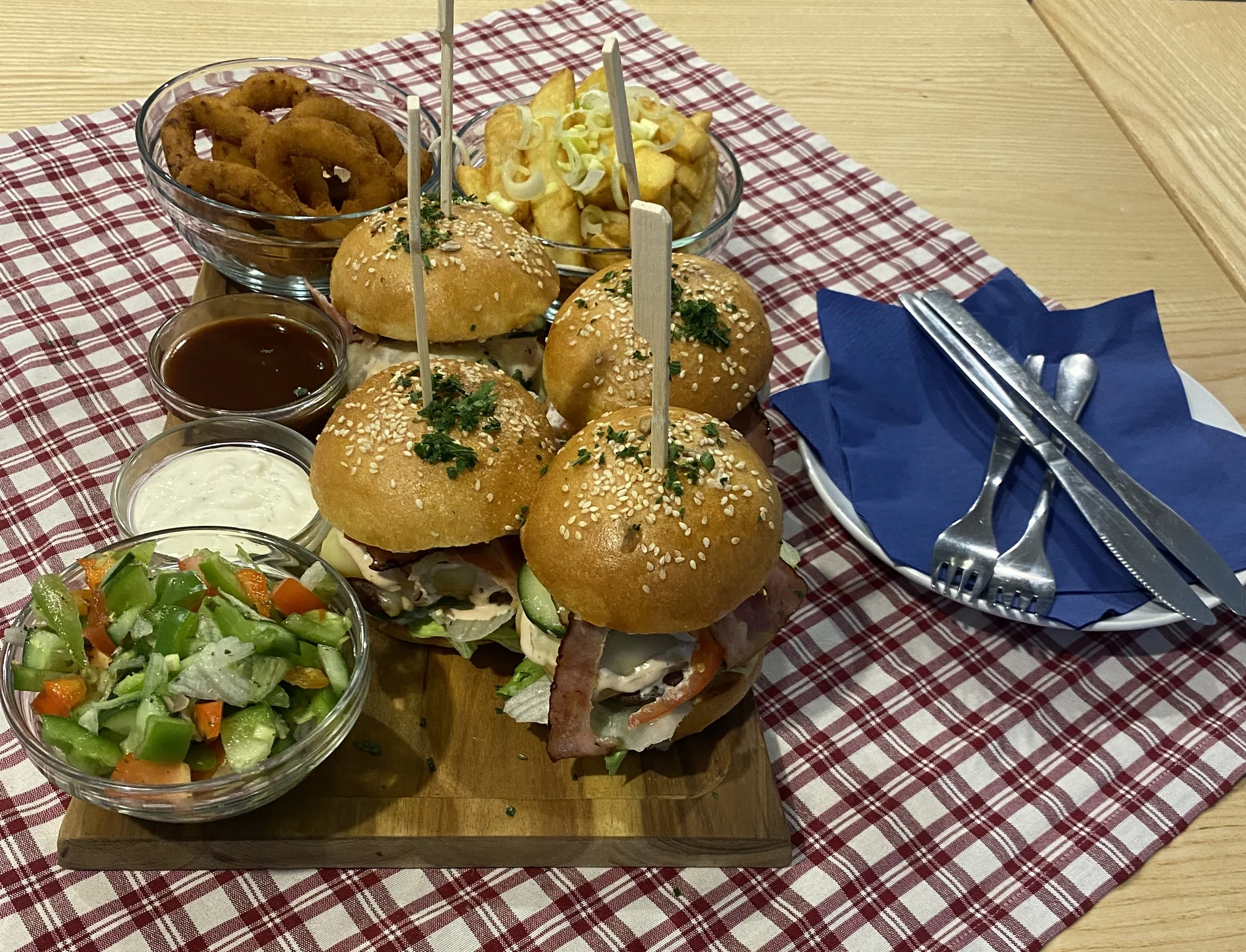 4-8 miniburgerů se slaninou i čedarem vč. příloh a salátu