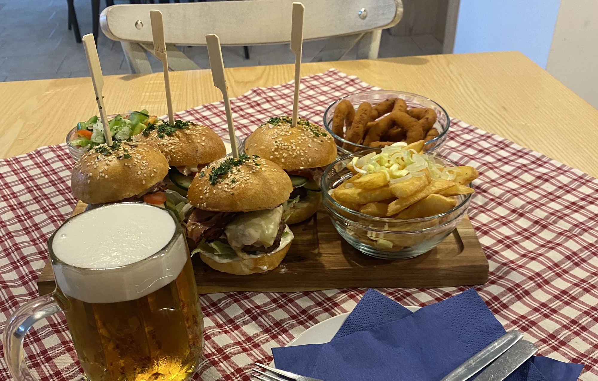 4-8 miniburgerů se slaninou i čedarem vč. příloh a salátu