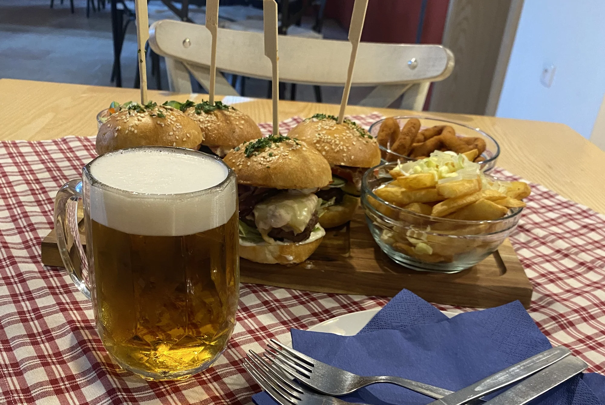 4-8 miniburgerů se slaninou i čedarem vč. příloh a salátu