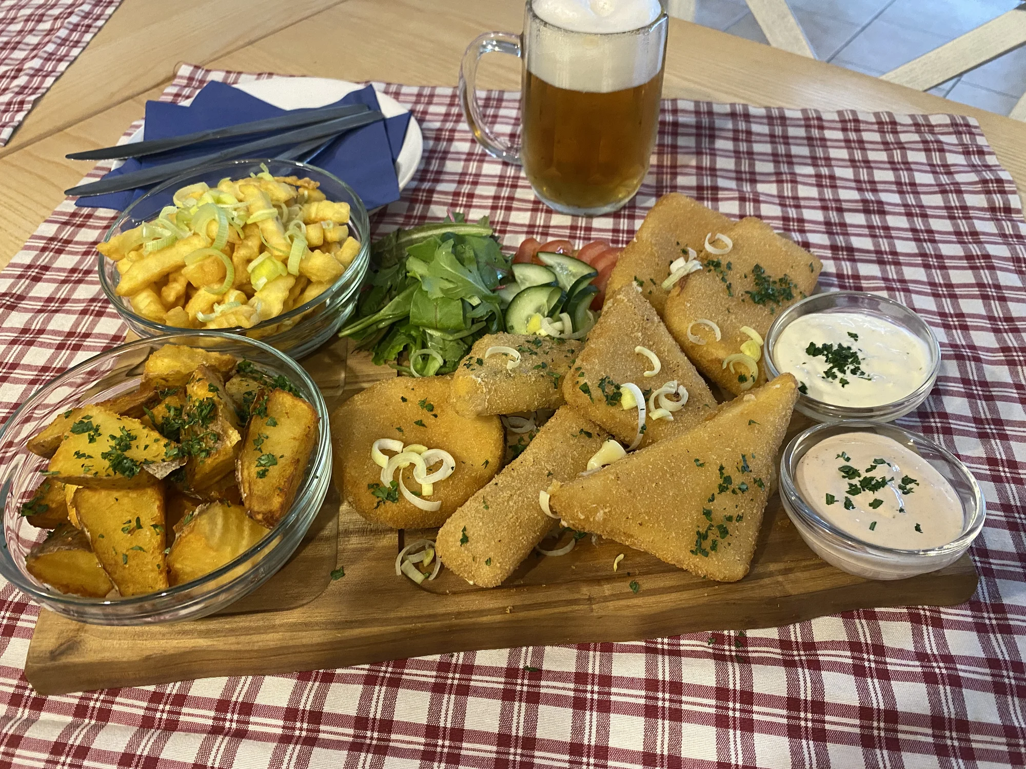 Sýrová hostina: smažená gouda, hermelín, niva i romadur vč. příloh a omáček