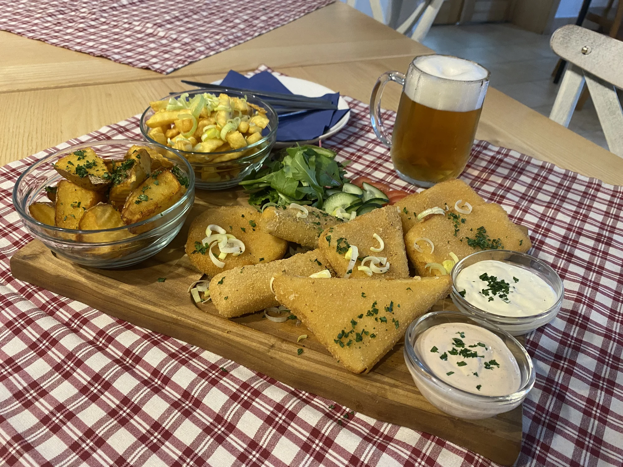 Sýrová hostina: smažená gouda, hermelín, niva i romadur vč. příloh a omáček