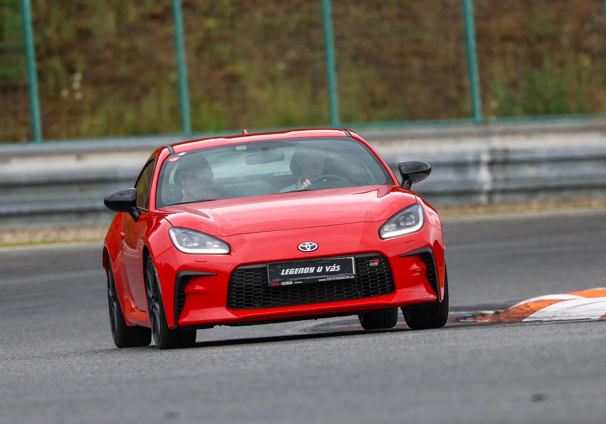 Toyota GR86 na závodním okruhu v Hradci, Mostu, Brně či Sosnové