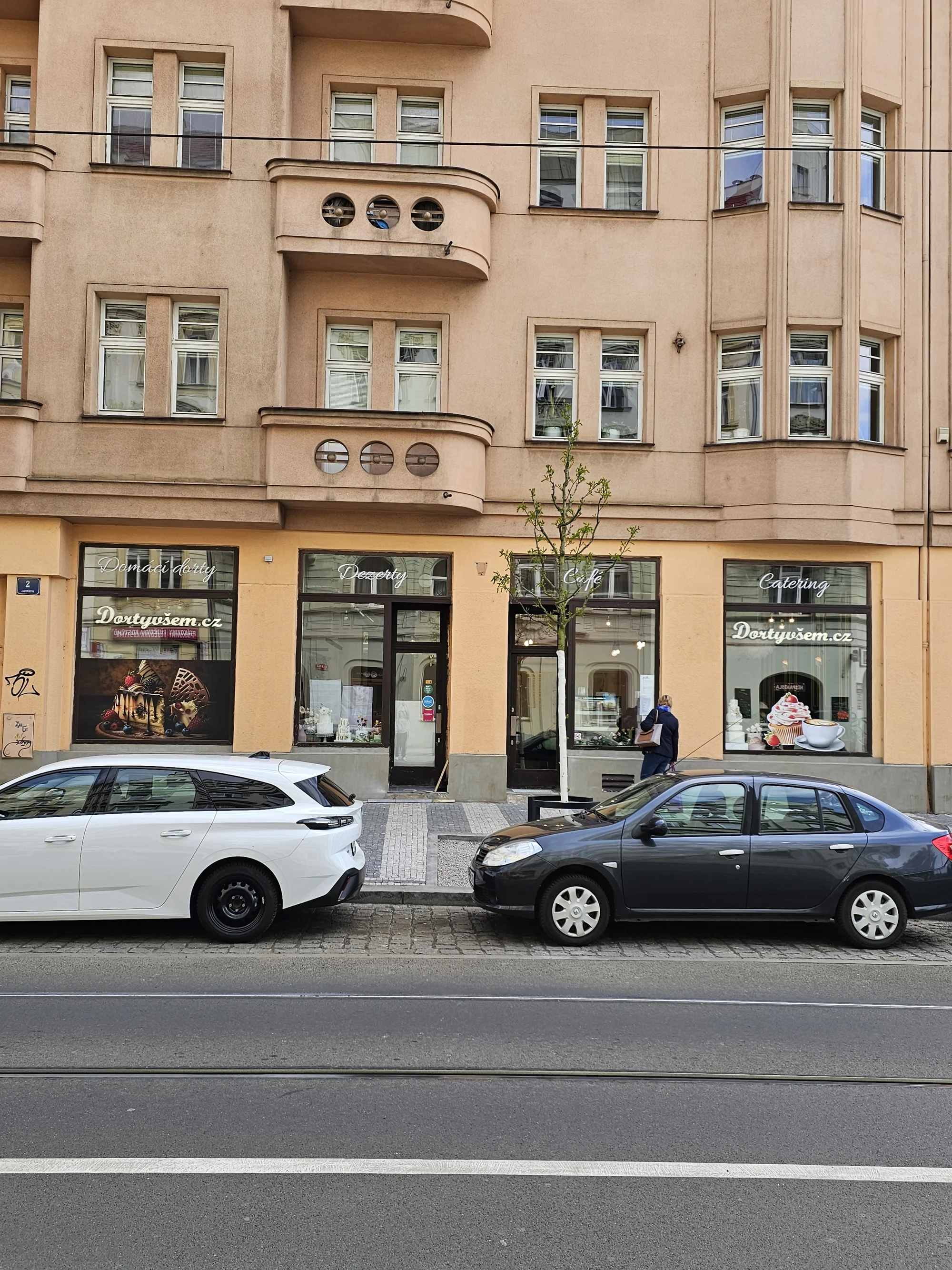 Káva, čaj nebo horká čokoláda a dezert dle výběru pro jednoho či dva v příjemné kavárně v Nuslích
