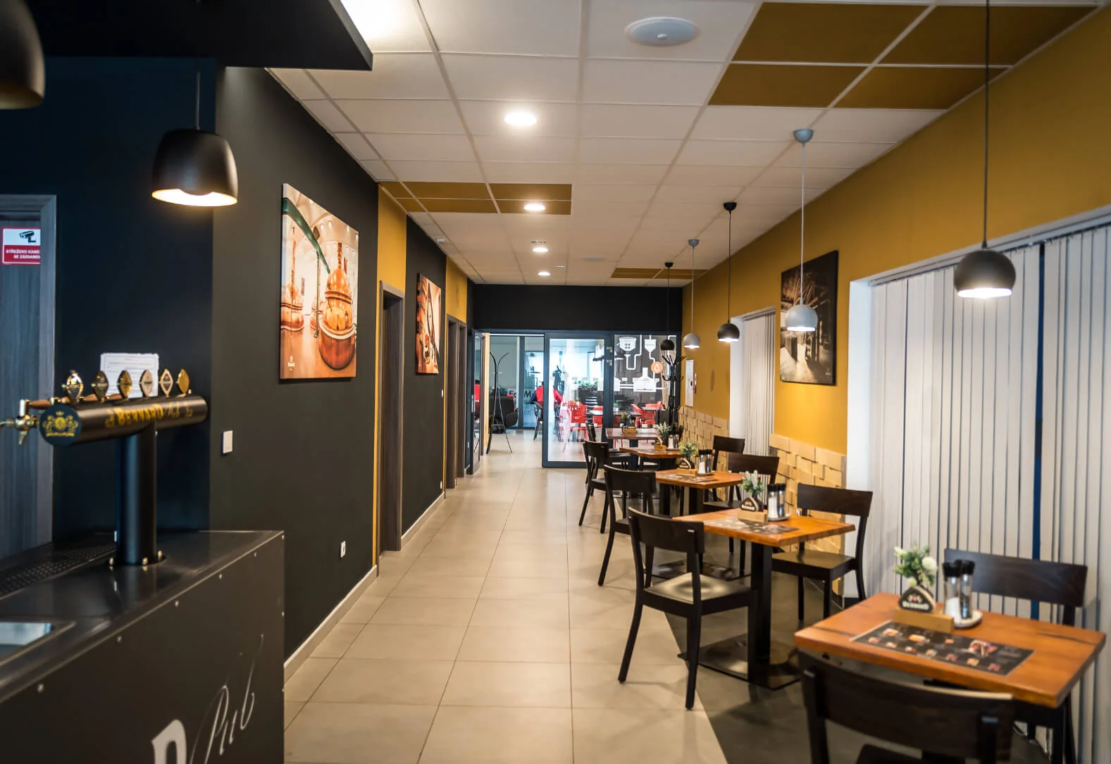 Variace miniburgerů pro 2–3 osoby: mleté hovězí, trhané vepřové a hranolky