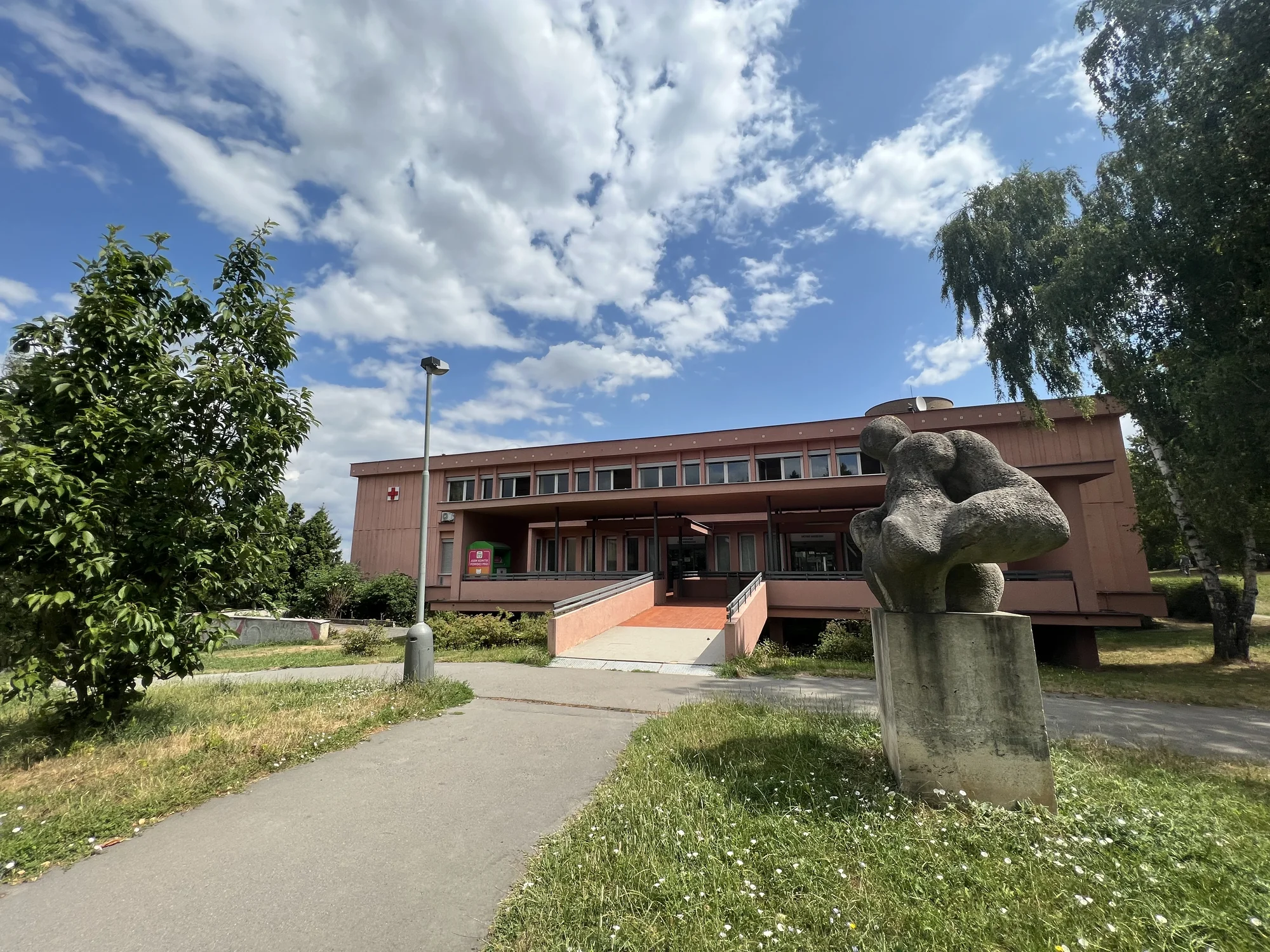 Ordinační bělení zubů i zavedení zubního implantátu: ordinace na Poliklinice Spořilov