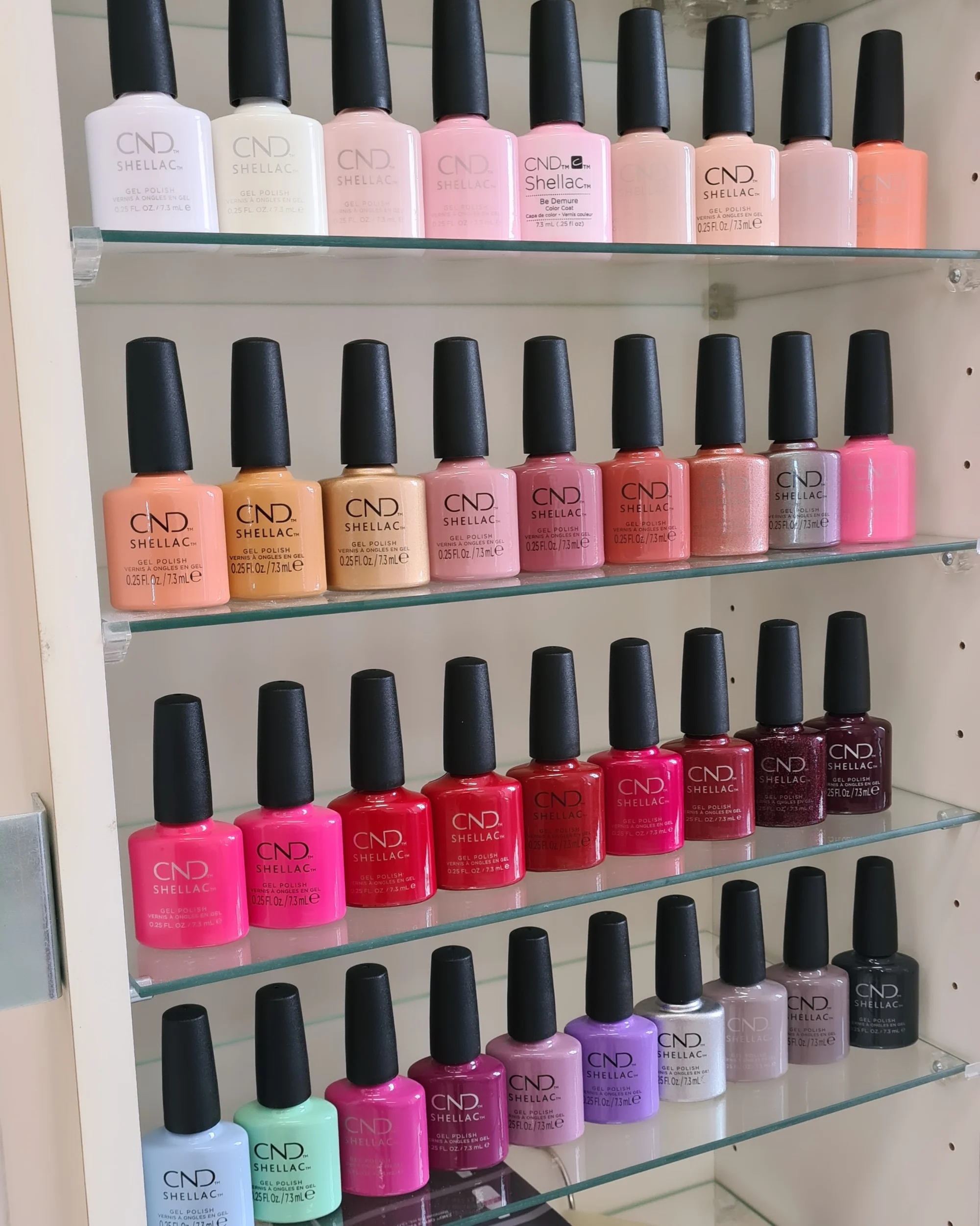 Klasická manikúra s možností CND Shellac, Gellak, P-Shine či parafínového zábalu